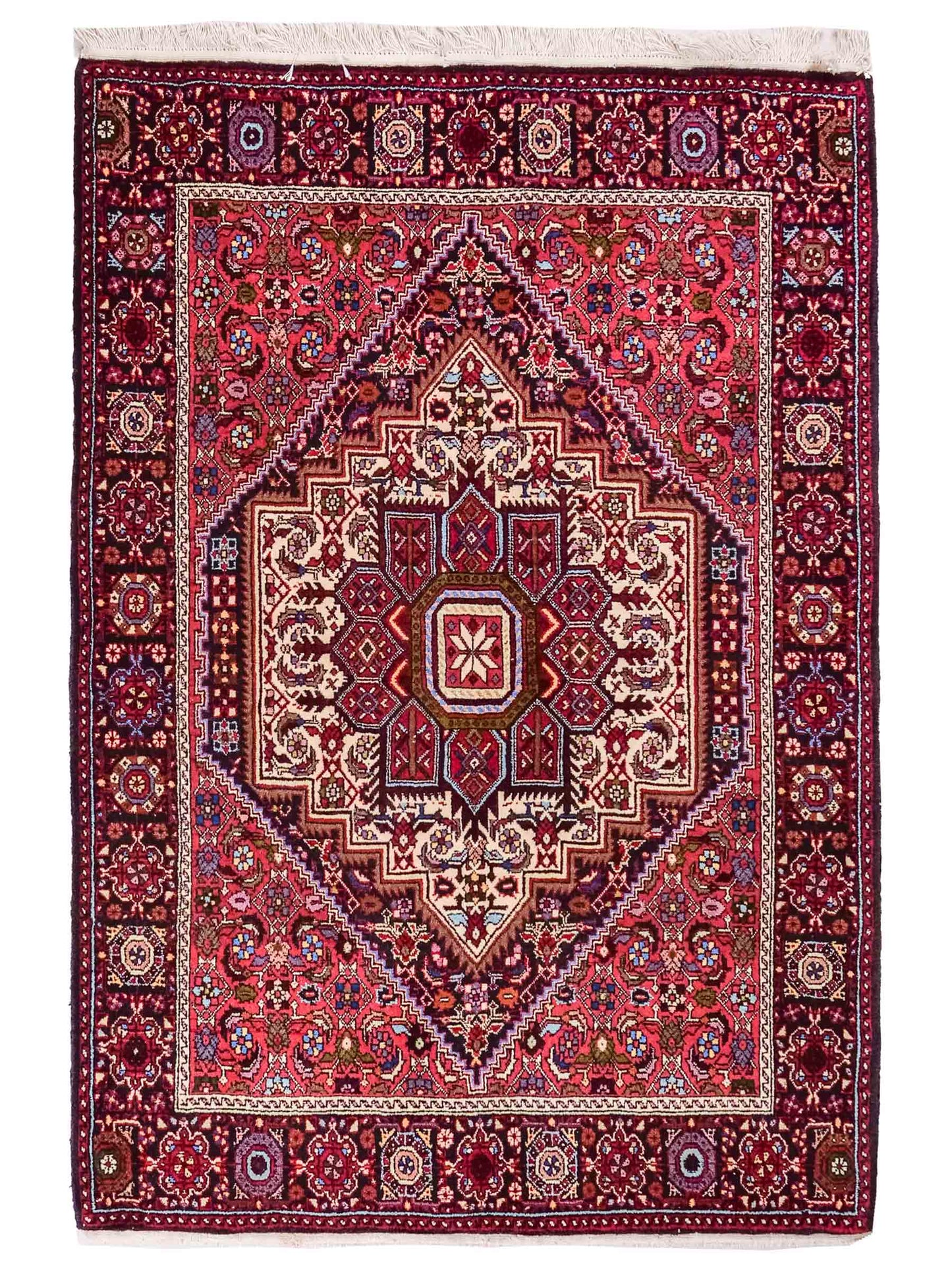 Handgeknüpfter Gholtogh Dorfteppich von Khademi aus Wolle, rot. Feiner, kurdischer Nomadenteppich mit geometrischem Medaillon. Orientteppich, von Hand geknüpft in Iran. Größe: 151 cm x 103 cm. Teppichnummer: SB3-1148 | Jupiter Intl.