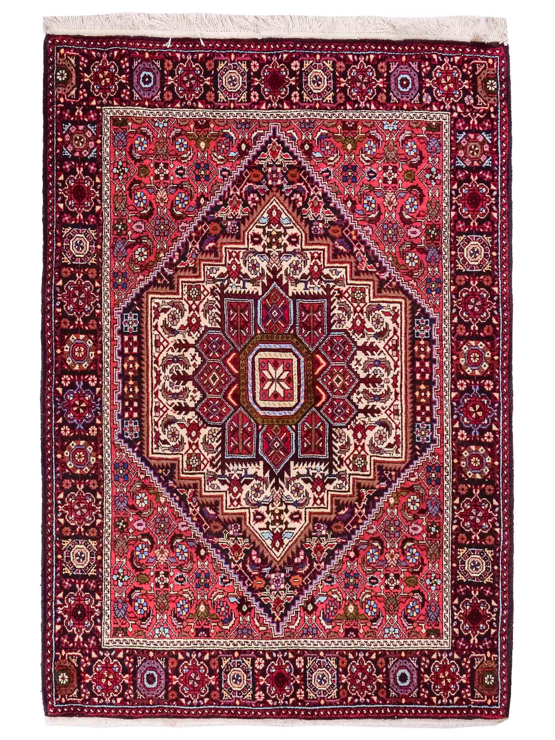 Handgeknüpfter Gholtogh Dorfteppich von Khademi aus Wolle, rot. Feiner, kurdischer Nomadenteppich mit geometrischem Medaillon. Orientteppich, von Hand geknüpft in Iran. Größe: 151 cm x 103 cm. Teppichnummer: SB3-1148 | Jupiter Intl.