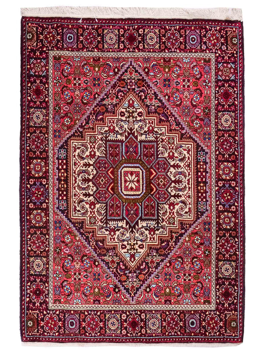Handgeknüpfter Gholtogh Dorfteppich von Khademi aus Wolle, rot. Feiner, kurdischer Nomadenteppich mit geometrischem Medaillon. Orientteppich, von Hand geknüpft in Iran. Größe: 151 cm x 103 cm. Teppichnummer: SB3-1148 | Jupiter Intl.