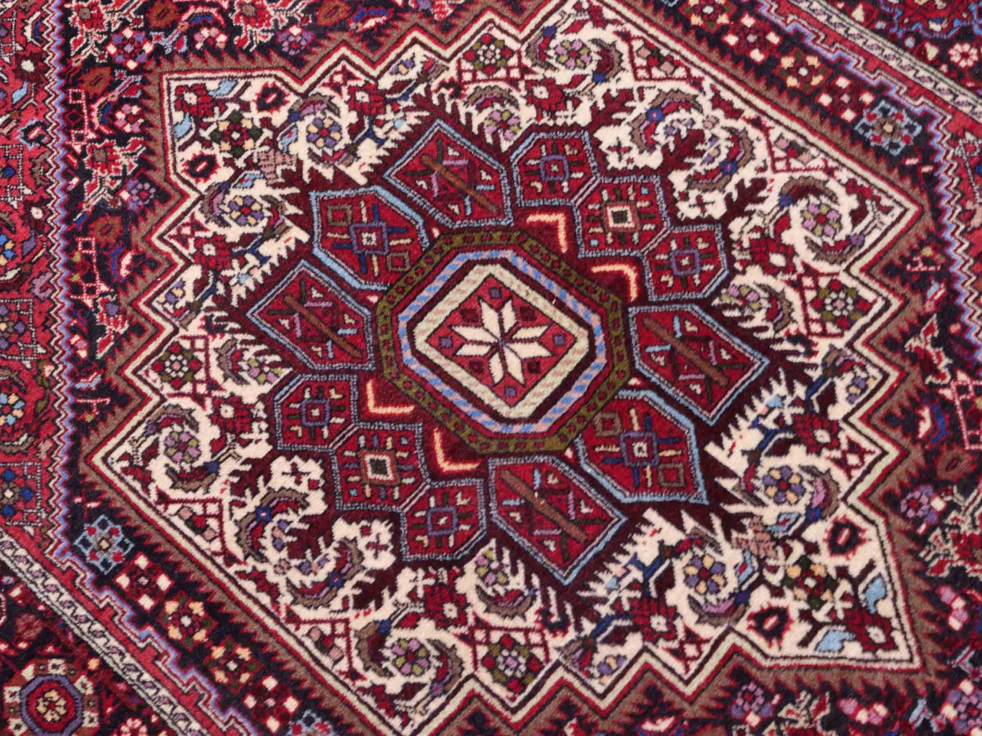Handgeknüpfter Gholtogh Dorfteppich von Khademi aus Wolle, rot. Feiner, kurdischer Nomadenteppich mit geometrischem Medaillon. Orientteppich, von Hand geknüpft in Iran. Größe: 151 cm x 103 cm. Teppichnummer: SB3-1148 | Jupiter Intl.