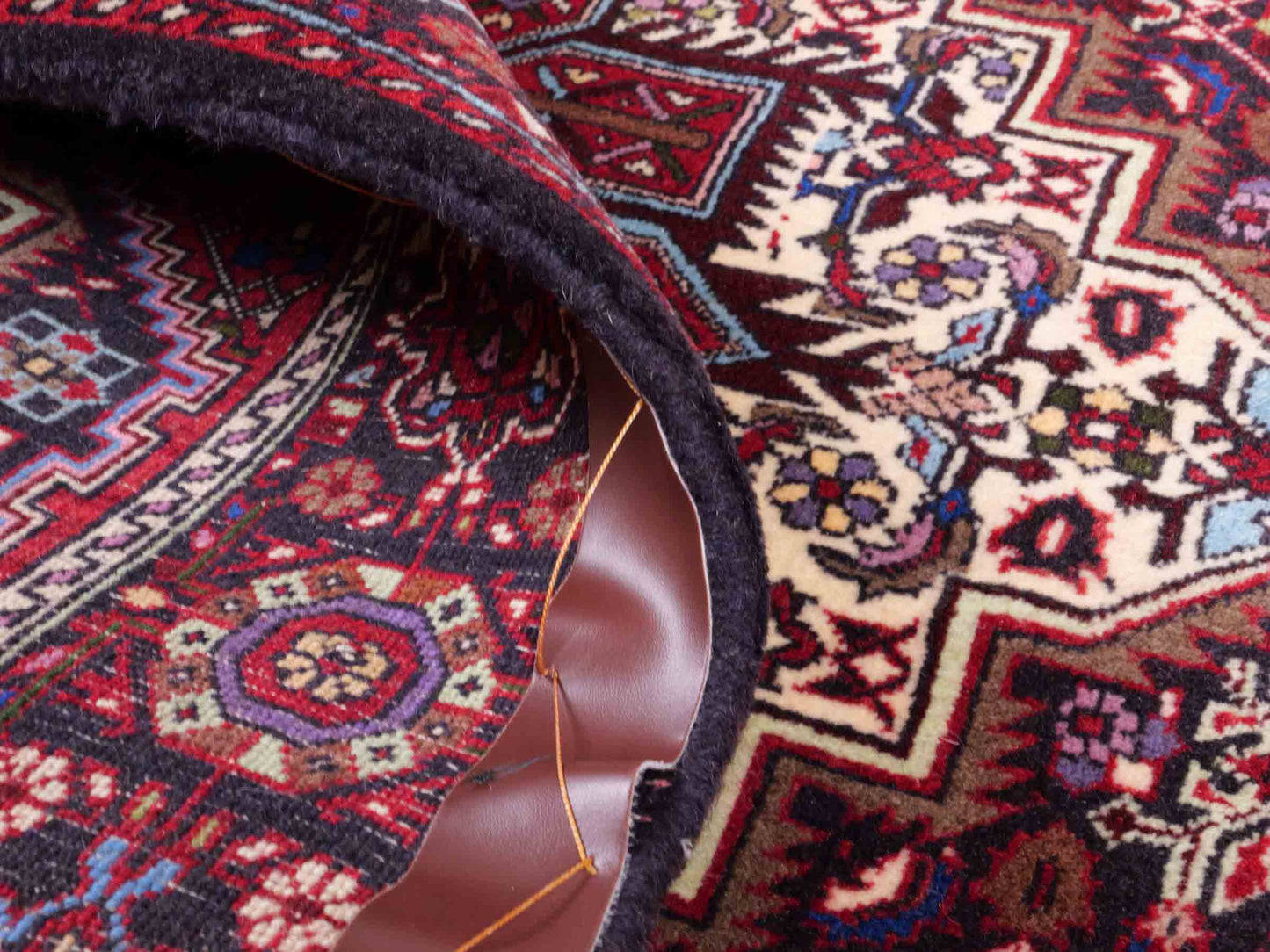 Handgeknüpfter Gholtogh Dorfteppich von Khademi aus Wolle, rot. Feiner, kurdischer Nomadenteppich mit geometrischem Medaillon. Orientteppich, von Hand geknüpft in Iran. Größe: 151 cm x 103 cm. Teppichnummer: SB3-1148 | Jupiter Intl.