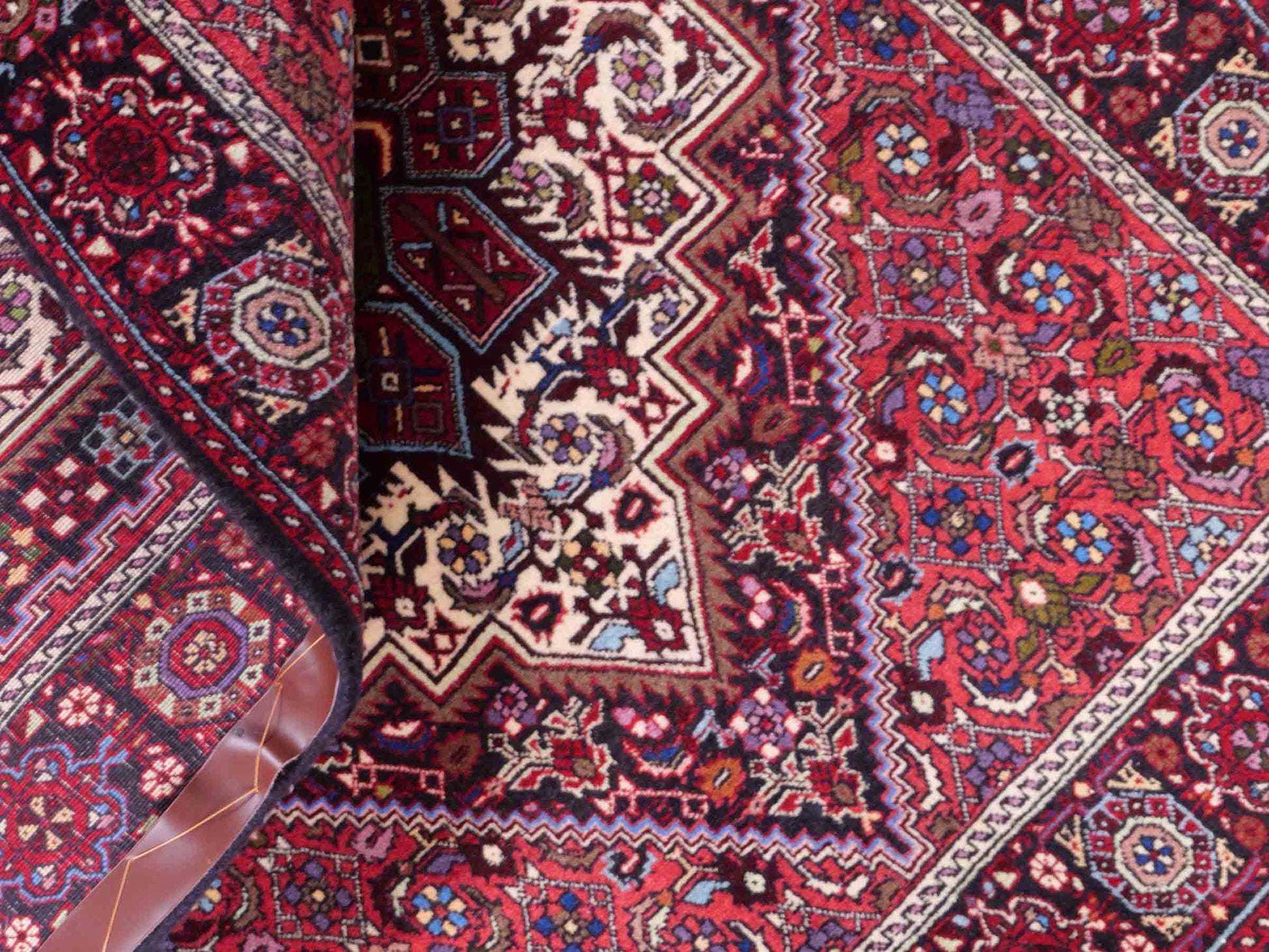 Handgeknüpfter Gholtogh Dorfteppich von Khademi aus Wolle, rot. Feiner, kurdischer Nomadenteppich mit geometrischem Medaillon. Orientteppich, von Hand geknüpft in Iran. Größe: 151 cm x 103 cm. Teppichnummer: SB3-1148 | Jupiter Intl.