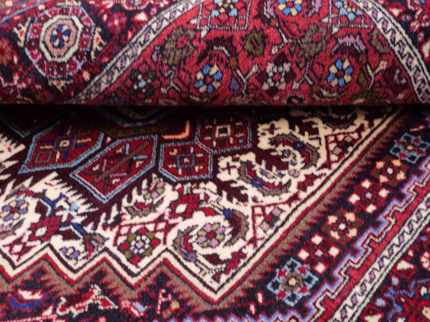 Handgeknüpfter Gholtogh Dorfteppich von Khademi aus Wolle, rot. Feiner, kurdischer Nomadenteppich mit geometrischem Medaillon. Orientteppich, von Hand geknüpft in Iran. Größe: 151 cm x 103 cm. Teppichnummer: SB3-1148 | Jupiter Intl.