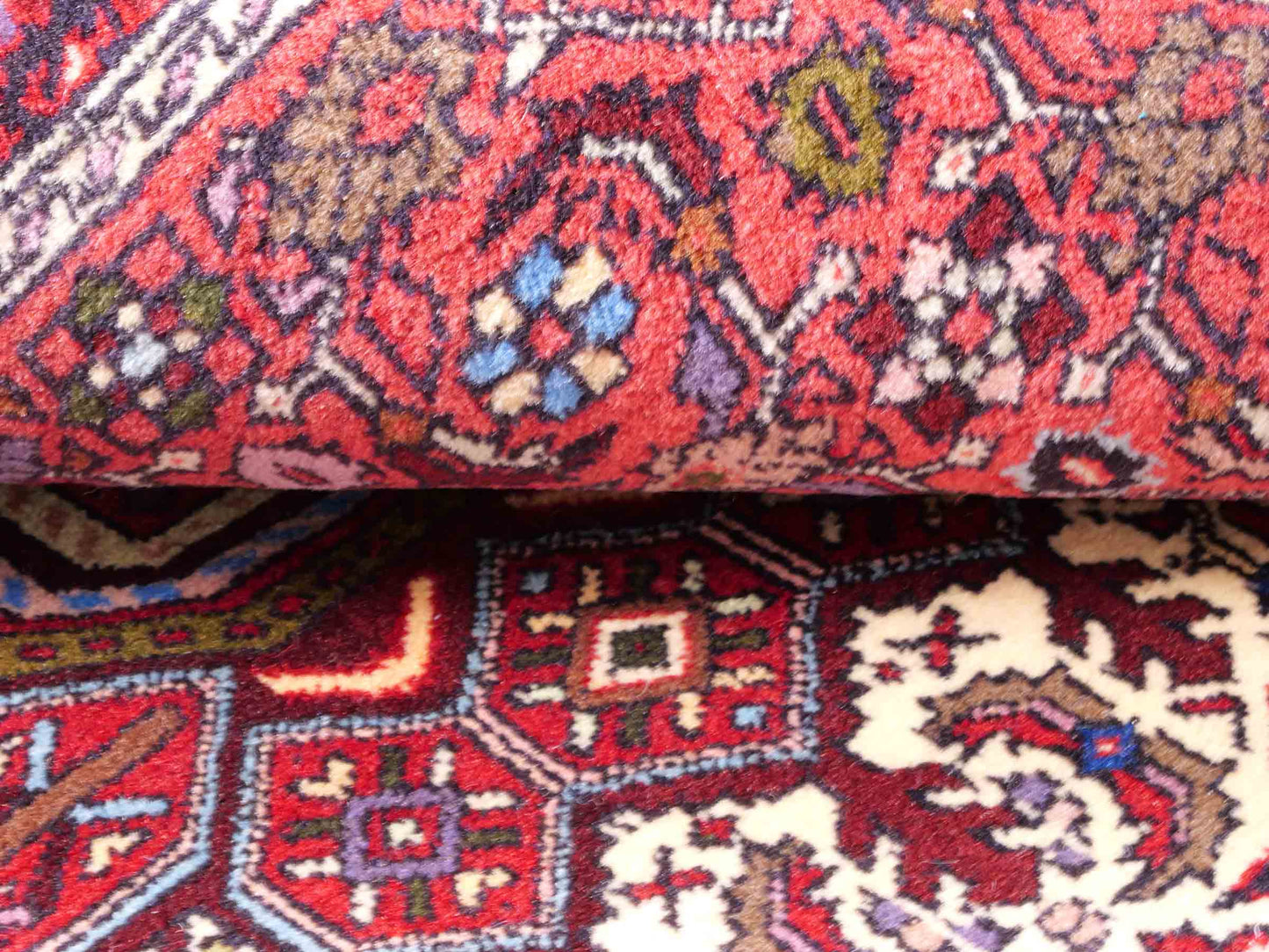 Handgeknüpfter Gholtogh Dorfteppich von Khademi aus Wolle, rot. Feiner, kurdischer Nomadenteppich mit geometrischem Medaillon. Orientteppich, von Hand geknüpft in Iran. Größe: 151 cm x 103 cm. Teppichnummer: SB3-1148 | Jupiter Intl.