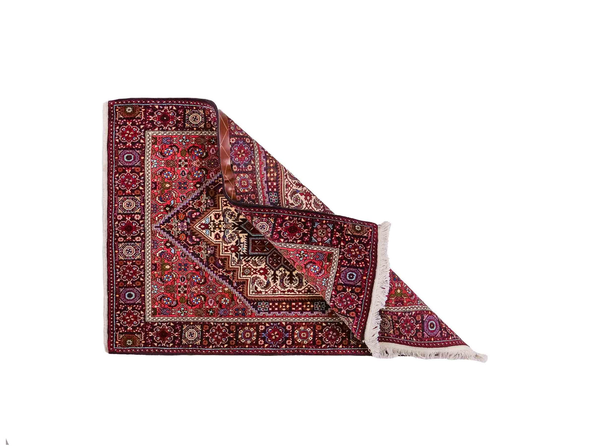 Handgeknüpfter Gholtogh Dorfteppich von Khademi aus Wolle, rot. Feiner, kurdischer Nomadenteppich mit geometrischem Medaillon. Orientteppich, von Hand geknüpft in Iran. Größe: 151 cm x 103 cm. Teppichnummer: SB3-1148 | Jupiter Intl.
