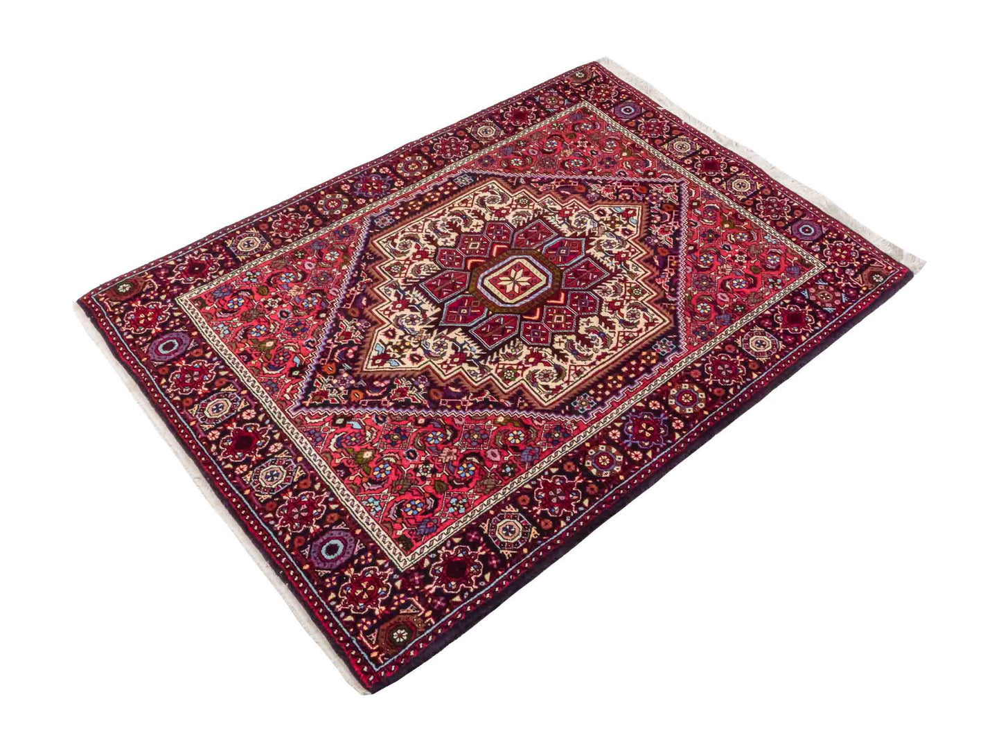 Handgeknüpfter Gholtogh Dorfteppich von Khademi aus Wolle, rot. Feiner, kurdischer Nomadenteppich mit geometrischem Medaillon. Orientteppich, von Hand geknüpft in Iran. Größe: 151 cm x 103 cm. Teppichnummer: SB3-1148 | Jupiter Intl.
