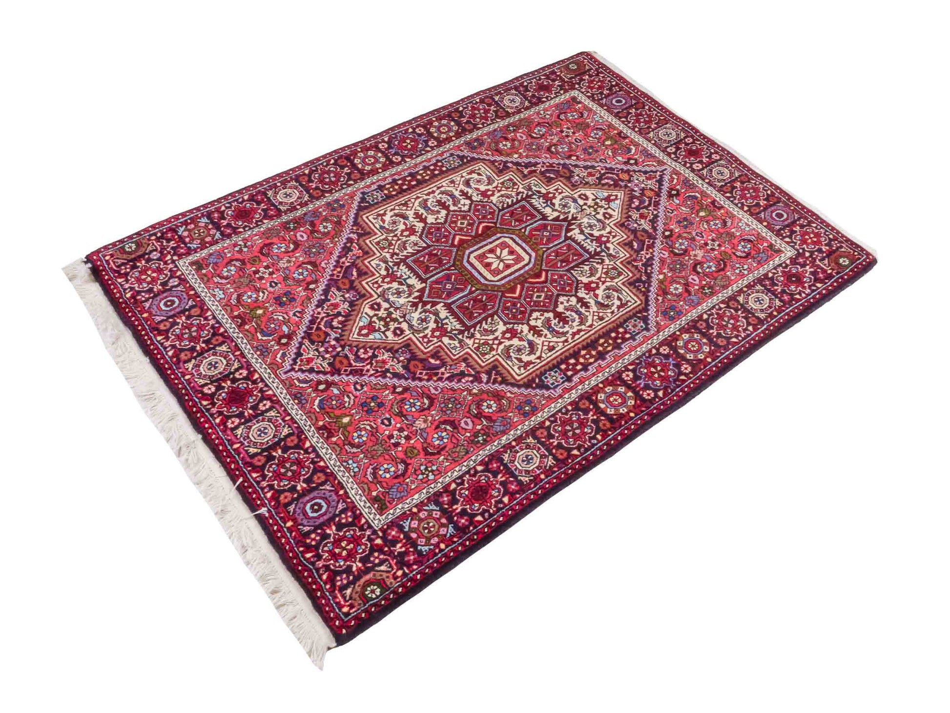 Handgeknüpfter Gholtogh Dorfteppich von Khademi aus Wolle, rot. Feiner, kurdischer Nomadenteppich mit geometrischem Medaillon. Orientteppich, von Hand geknüpft in Iran. Größe: 151 cm x 103 cm. Teppichnummer: SB3-1148 | Jupiter Intl.