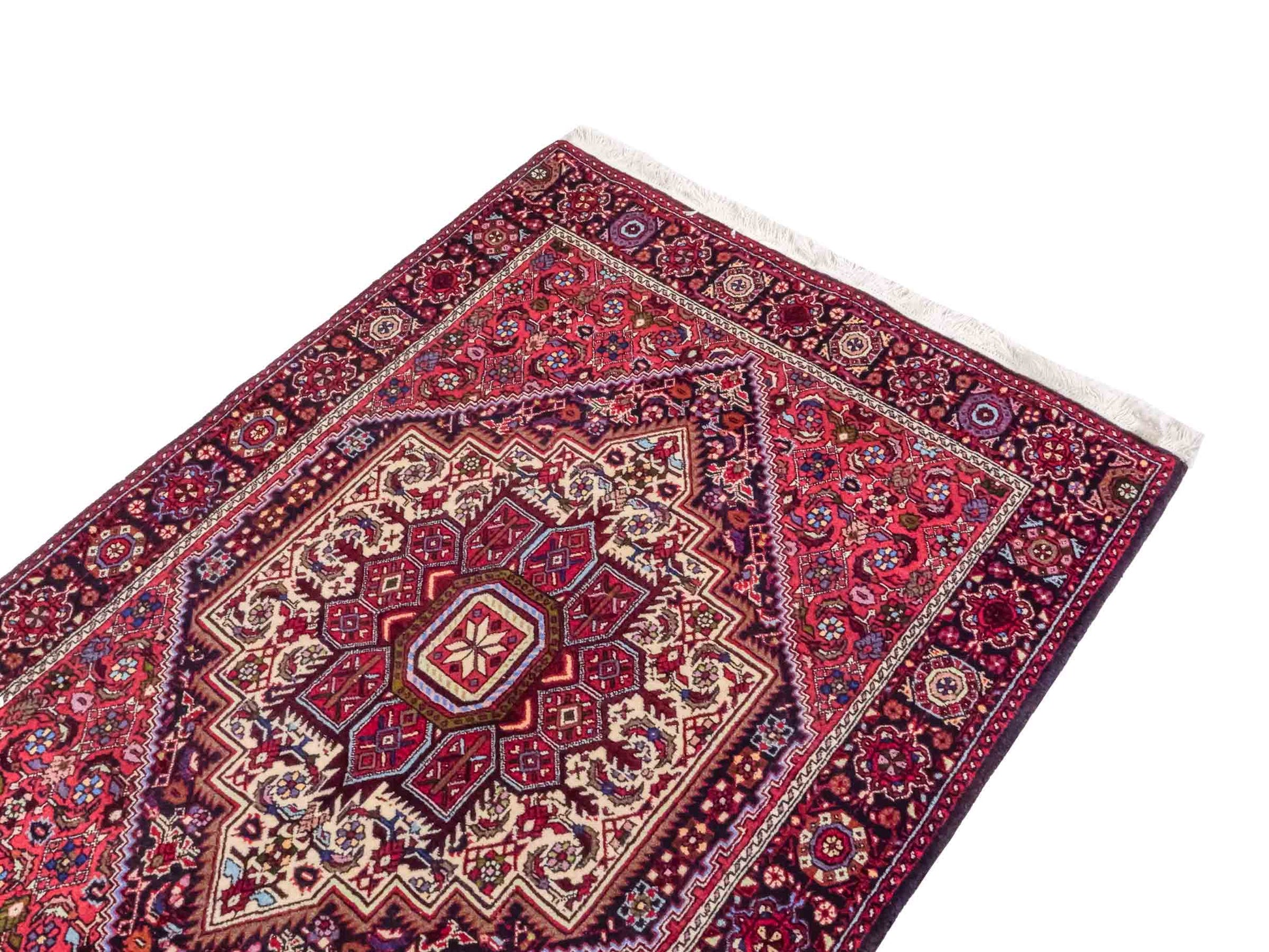 Handgeknüpfter Gholtogh Dorfteppich von Khademi aus Wolle, rot. Feiner, kurdischer Nomadenteppich mit geometrischem Medaillon. Orientteppich, von Hand geknüpft in Iran. Größe: 151 cm x 103 cm. Teppichnummer: SB3-1148 | Jupiter Intl.