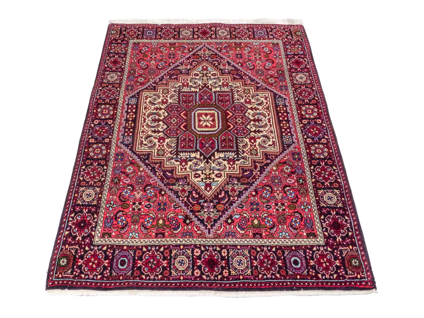 Handgeknüpfter Gholtogh Dorfteppich von Khademi aus Wolle, rot. Feiner, kurdischer Nomadenteppich mit geometrischem Medaillon. Orientteppich, von Hand geknüpft in Iran. Größe: 151 cm x 103 cm. Teppichnummer: SB3-1148 | Jupiter Intl.