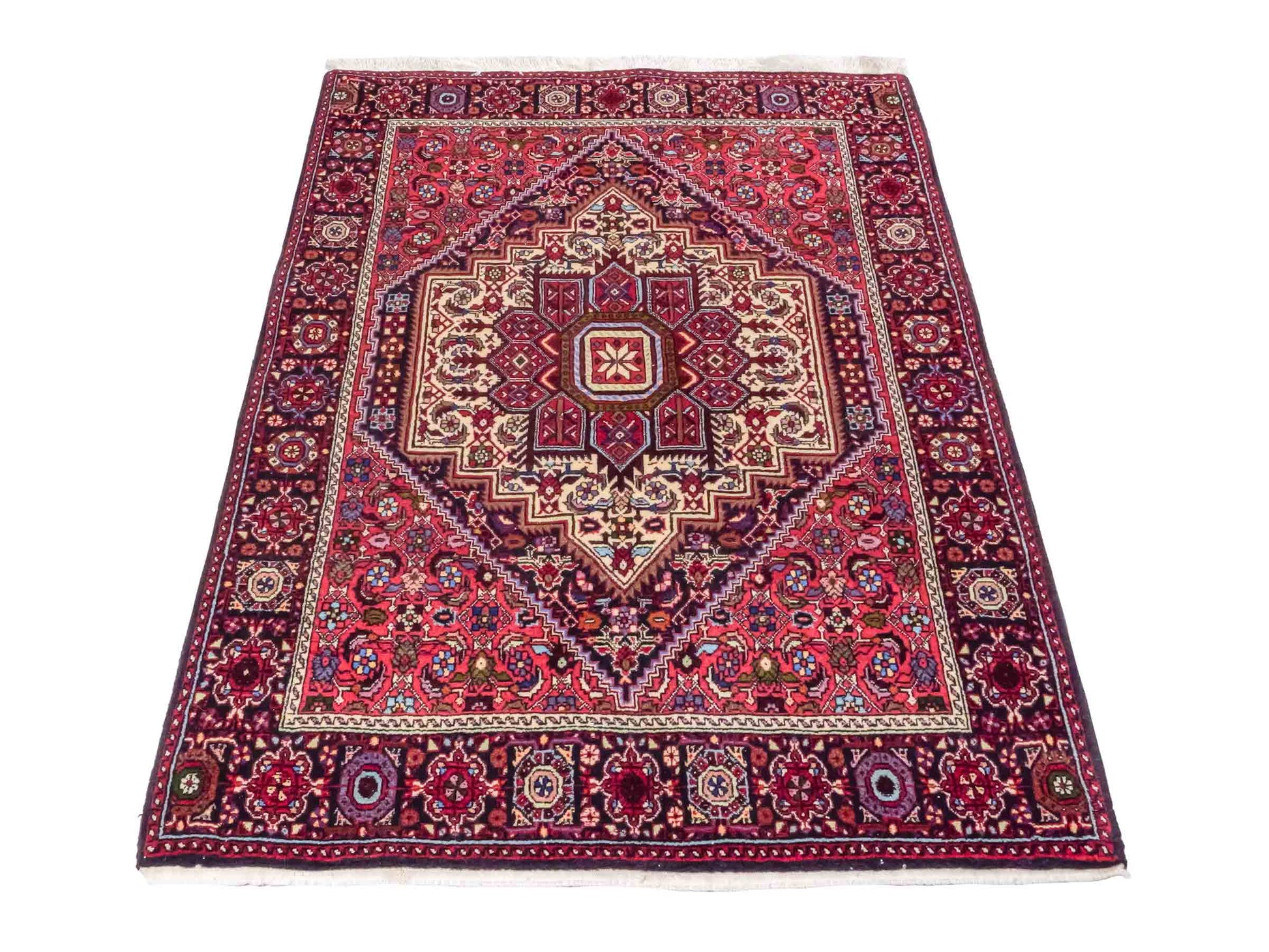 Handgeknüpfter Gholtogh Dorfteppich von Khademi aus Wolle, rot. Feiner, kurdischer Nomadenteppich mit geometrischem Medaillon. Orientteppich, von Hand geknüpft in Iran. Größe: 151 cm x 103 cm. Teppichnummer: SB3-1148 | Jupiter Intl.