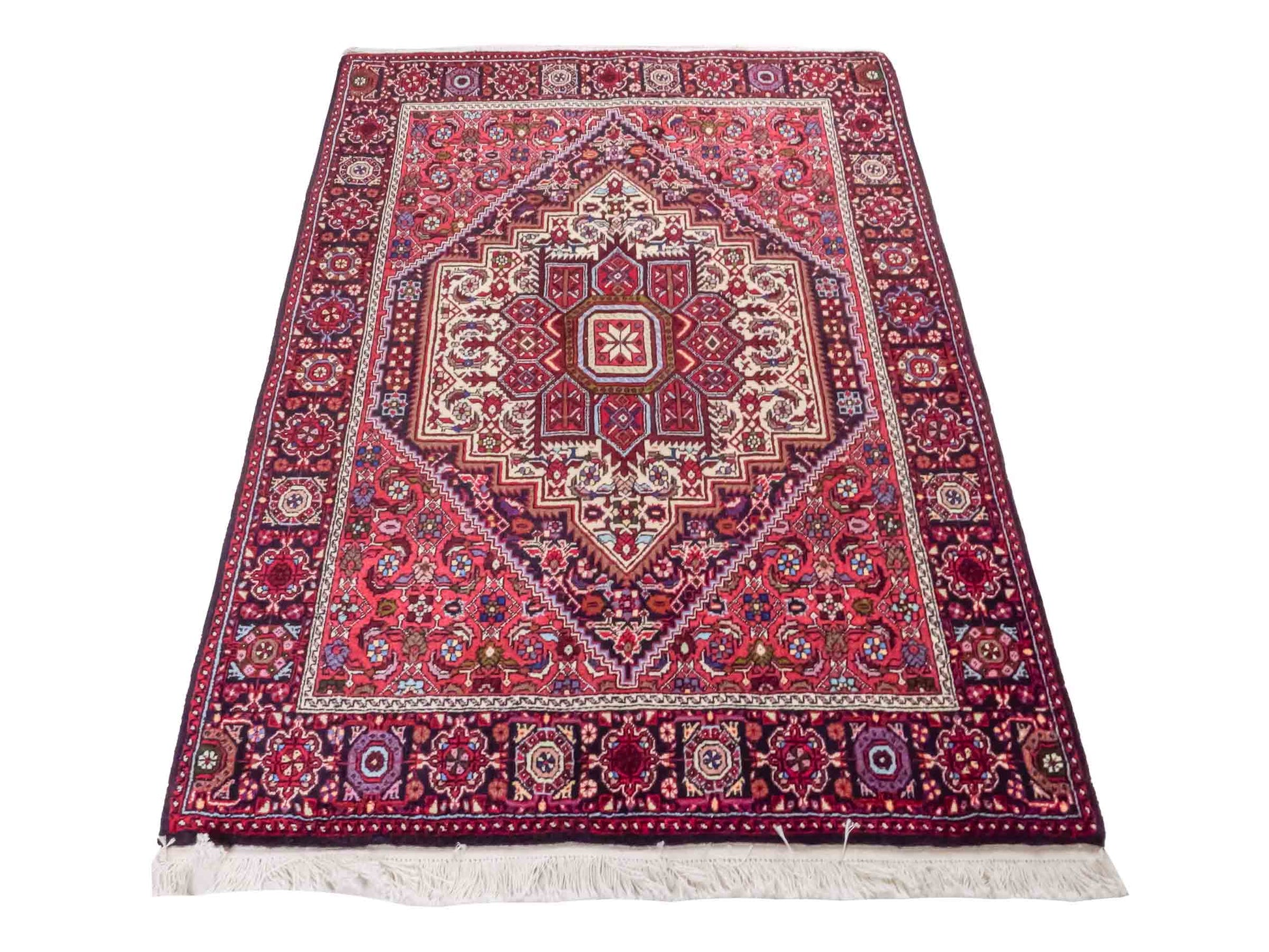 Handgeknüpfter Gholtogh Dorfteppich von Khademi aus Wolle, rot. Feiner, kurdischer Nomadenteppich mit geometrischem Medaillon. Orientteppich, von Hand geknüpft in Iran. Größe: 151 cm x 103 cm. Teppichnummer: SB3-1148 | Jupiter Intl.