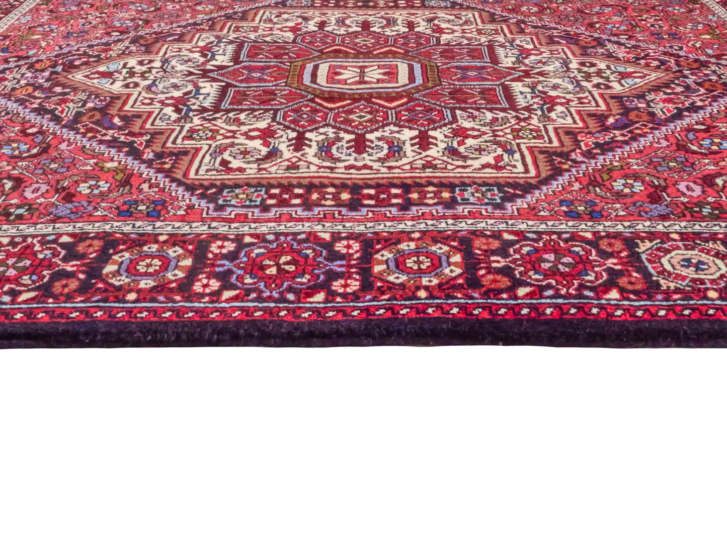 Handgeknüpfter Gholtogh Dorfteppich von Khademi aus Wolle, rot. Feiner, kurdischer Nomadenteppich mit geometrischem Medaillon. Orientteppich, von Hand geknüpft in Iran. Größe: 151 cm x 103 cm. Teppichnummer: SB3-1148 | Jupiter Intl.