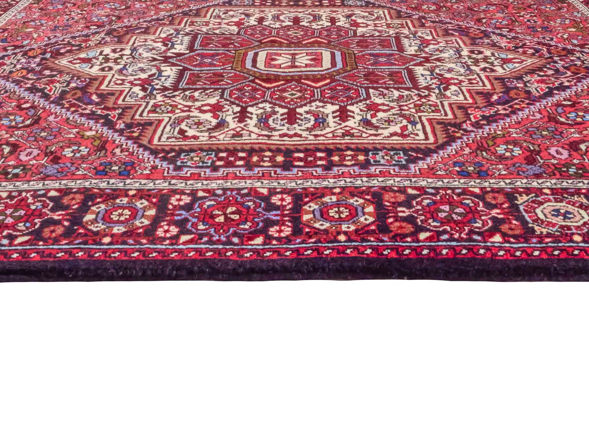 Handgeknüpfter Gholtogh Dorfteppich von Khademi aus Wolle, rot. Feiner, kurdischer Nomadenteppich mit geometrischem Medaillon. Orientteppich, von Hand geknüpft in Iran. Größe: 151 cm x 103 cm. Teppichnummer: SB3-1148 | Jupiter Intl.