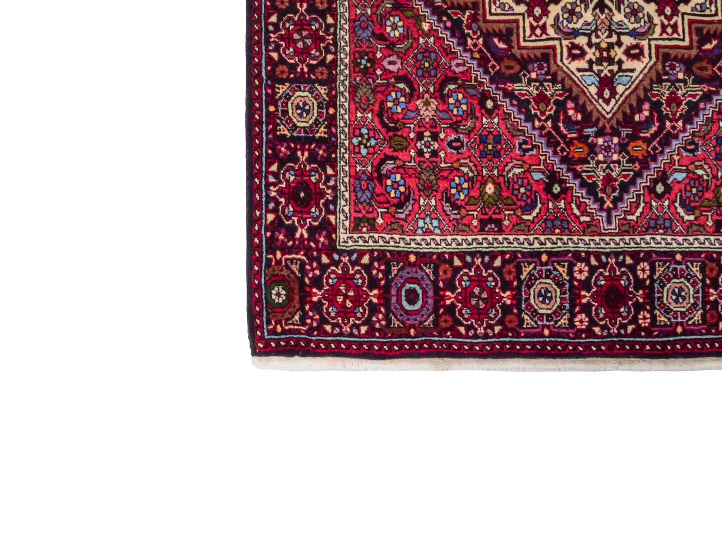 Handgeknüpfter Gholtogh Dorfteppich von Khademi aus Wolle, rot. Feiner, kurdischer Nomadenteppich mit geometrischem Medaillon. Orientteppich, von Hand geknüpft in Iran. Größe: 151 cm x 103 cm. Teppichnummer: SB3-1148 | Jupiter Intl.