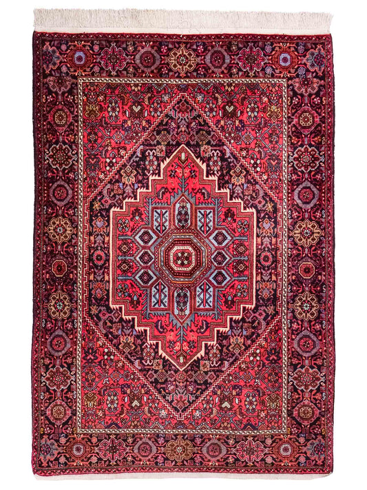 Handgeknüpfter Gholtogh Dorfteppich von Khademi aus Wolle, rot. Feiner, kurdischer Nomadenteppich mit geometrischem Medaillon. Orientteppich, von Hand geknüpft in Iran. Größe: 152 cm x 104 cm. Teppichnummer: SB3-1153 | Jupiter Intl.