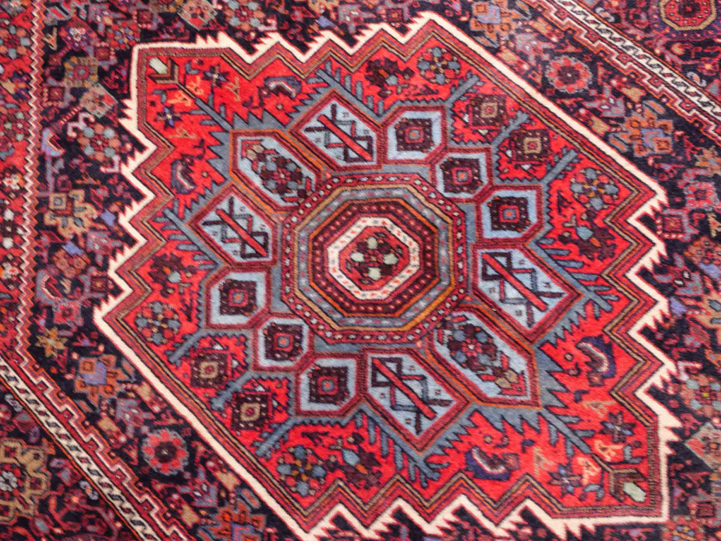Handgeknüpfter Gholtogh Dorfteppich von Khademi aus Wolle, rot. Feiner, kurdischer Nomadenteppich mit geometrischem Medaillon. Orientteppich, von Hand geknüpft in Iran. Größe: 152 cm x 104 cm. Teppichnummer: SB3-1153 | Jupiter Intl.