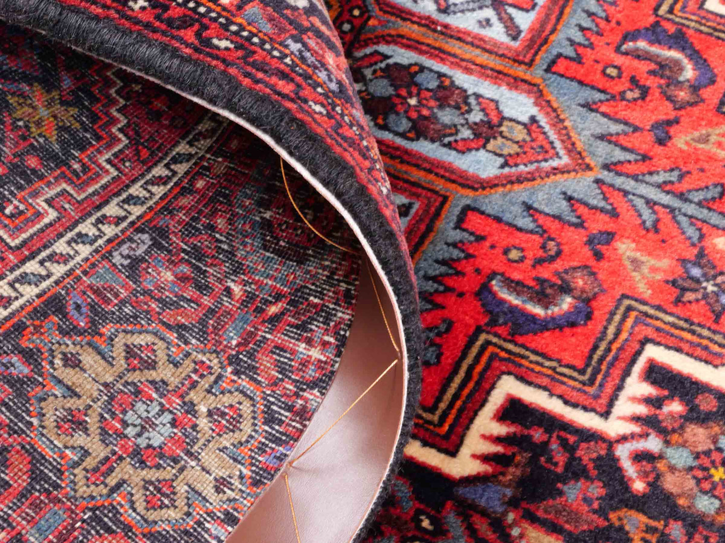 Handgeknüpfter Gholtogh Dorfteppich von Khademi aus Wolle, rot. Feiner, kurdischer Nomadenteppich mit geometrischem Medaillon. Orientteppich, von Hand geknüpft in Iran. Größe: 152 cm x 104 cm. Teppichnummer: SB3-1153 | Jupiter Intl.
