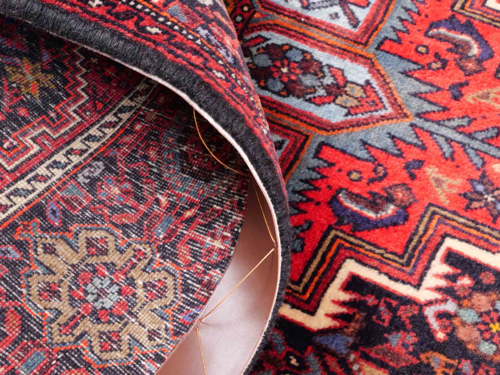 Handgeknüpfter Gholtogh Dorfteppich von Khademi aus Wolle, rot. Feiner, kurdischer Nomadenteppich mit geometrischem Medaillon. Orientteppich, von Hand geknüpft in Iran. Größe: 152 cm x 104 cm. Teppichnummer: SB3-1153 | Jupiter Intl.