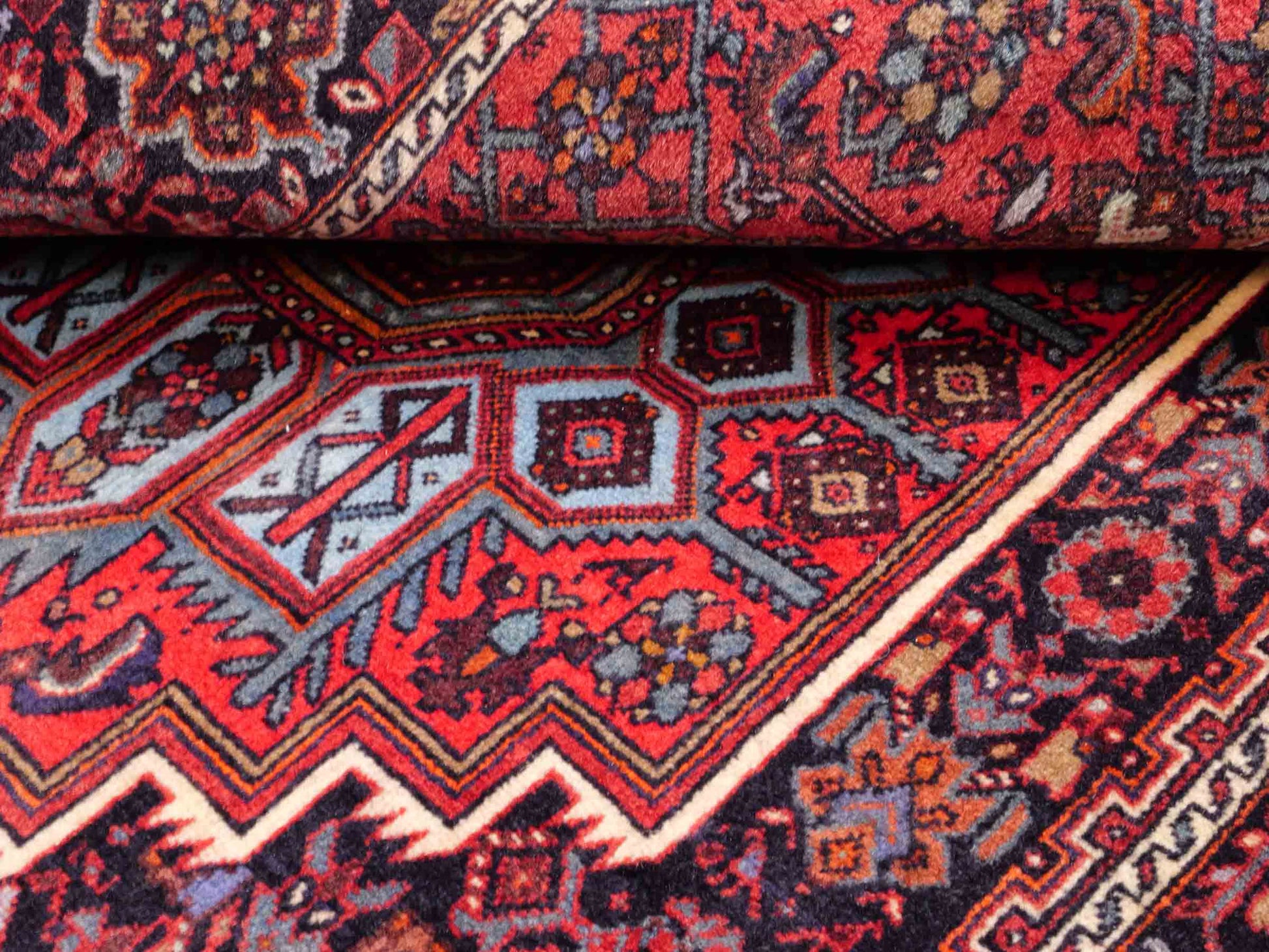 Handgeknüpfter Gholtogh Dorfteppich von Khademi aus Wolle, rot. Feiner, kurdischer Nomadenteppich mit geometrischem Medaillon. Orientteppich, von Hand geknüpft in Iran. Größe: 152 cm x 104 cm. Teppichnummer: SB3-1153 | Jupiter Intl.