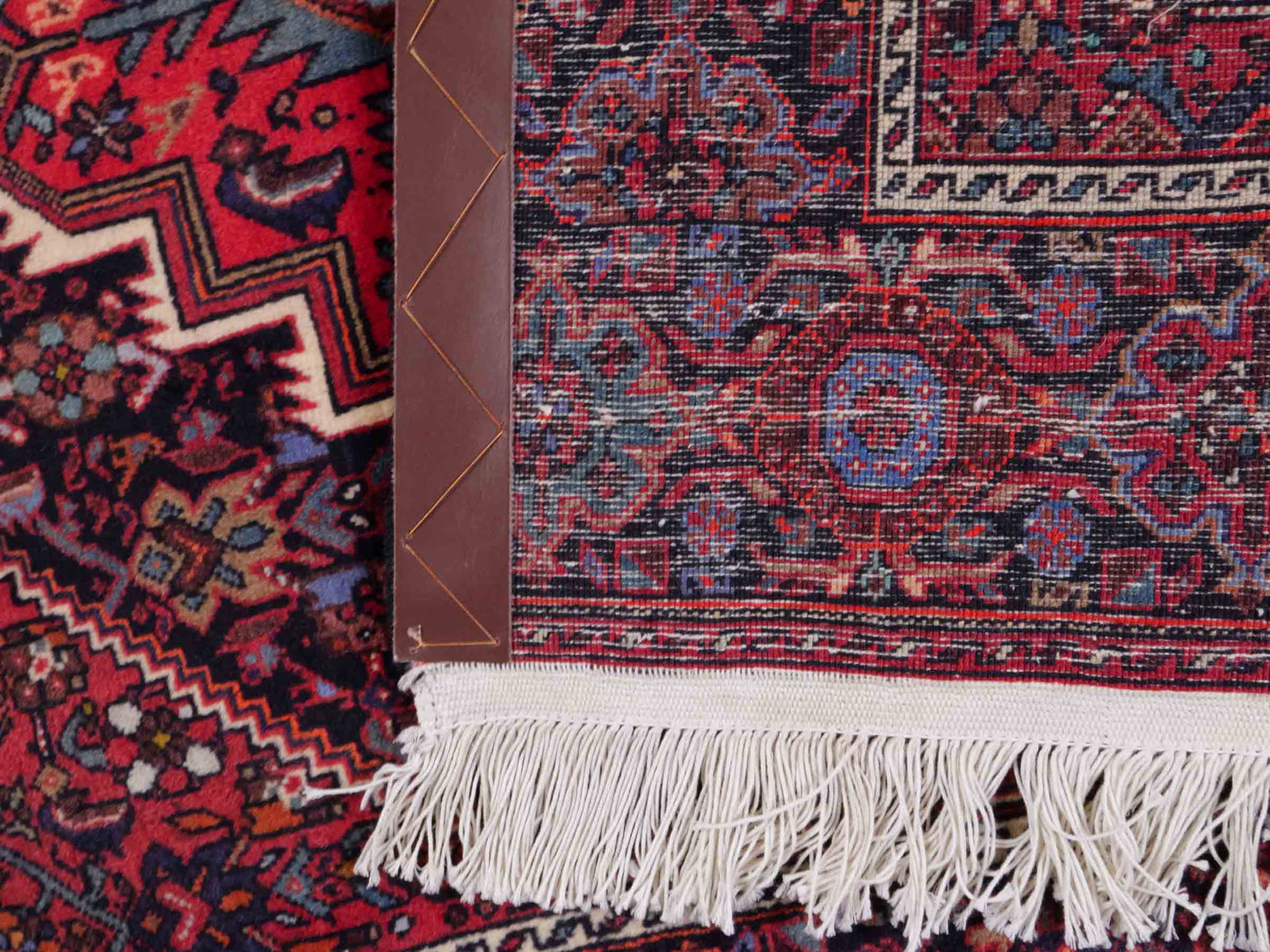 Handgeknüpfter Gholtogh Dorfteppich von Khademi aus Wolle, rot. Feiner, kurdischer Nomadenteppich mit geometrischem Medaillon. Orientteppich, von Hand geknüpft in Iran. Größe: 152 cm x 104 cm. Teppichnummer: SB3-1153 | Jupiter Intl.