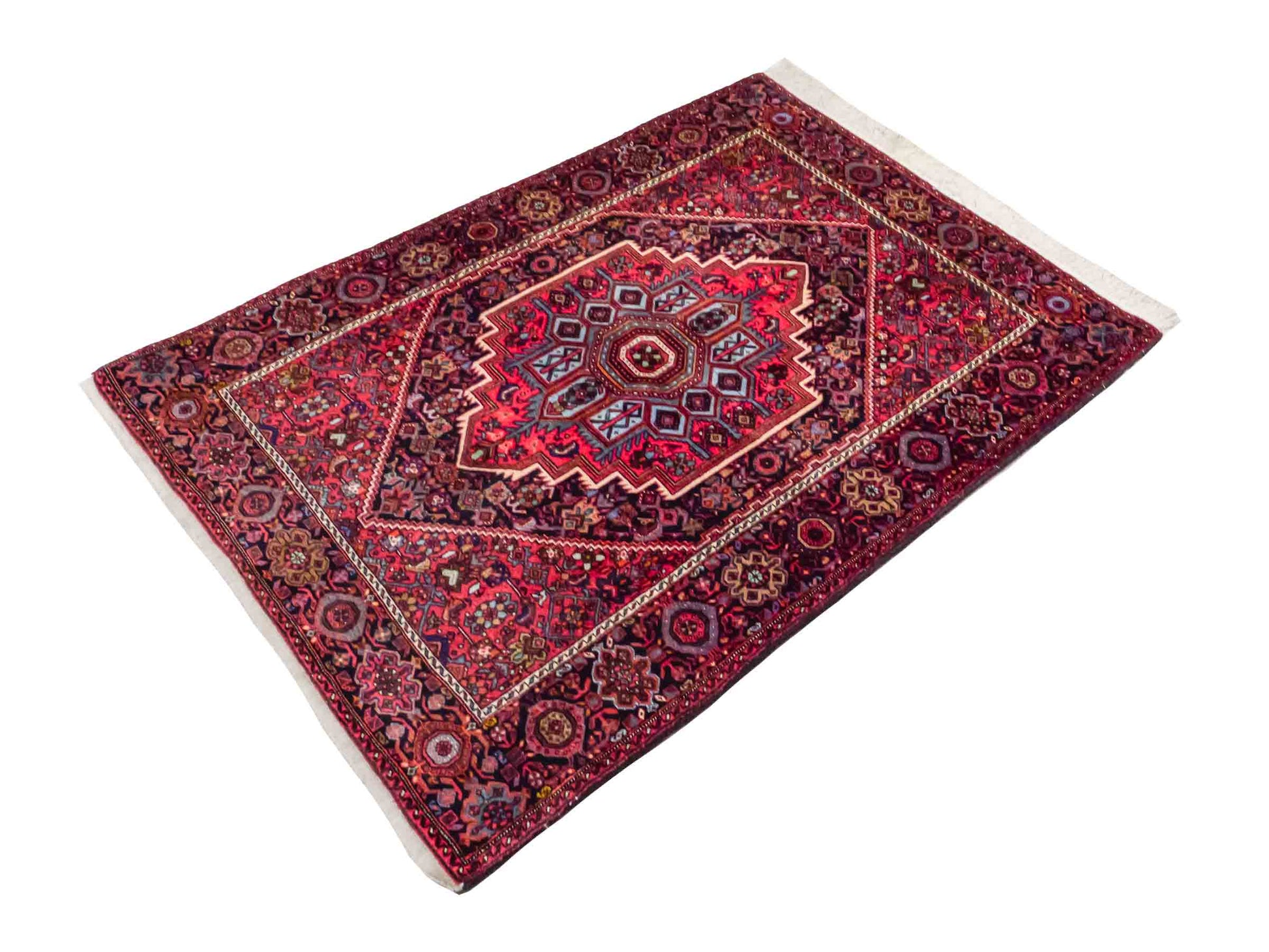Handgeknüpfter Gholtogh Dorfteppich von Khademi aus Wolle, rot. Feiner, kurdischer Nomadenteppich mit geometrischem Medaillon. Orientteppich, von Hand geknüpft in Iran. Größe: 152 cm x 104 cm. Teppichnummer: SB3-1153 | Jupiter Intl.