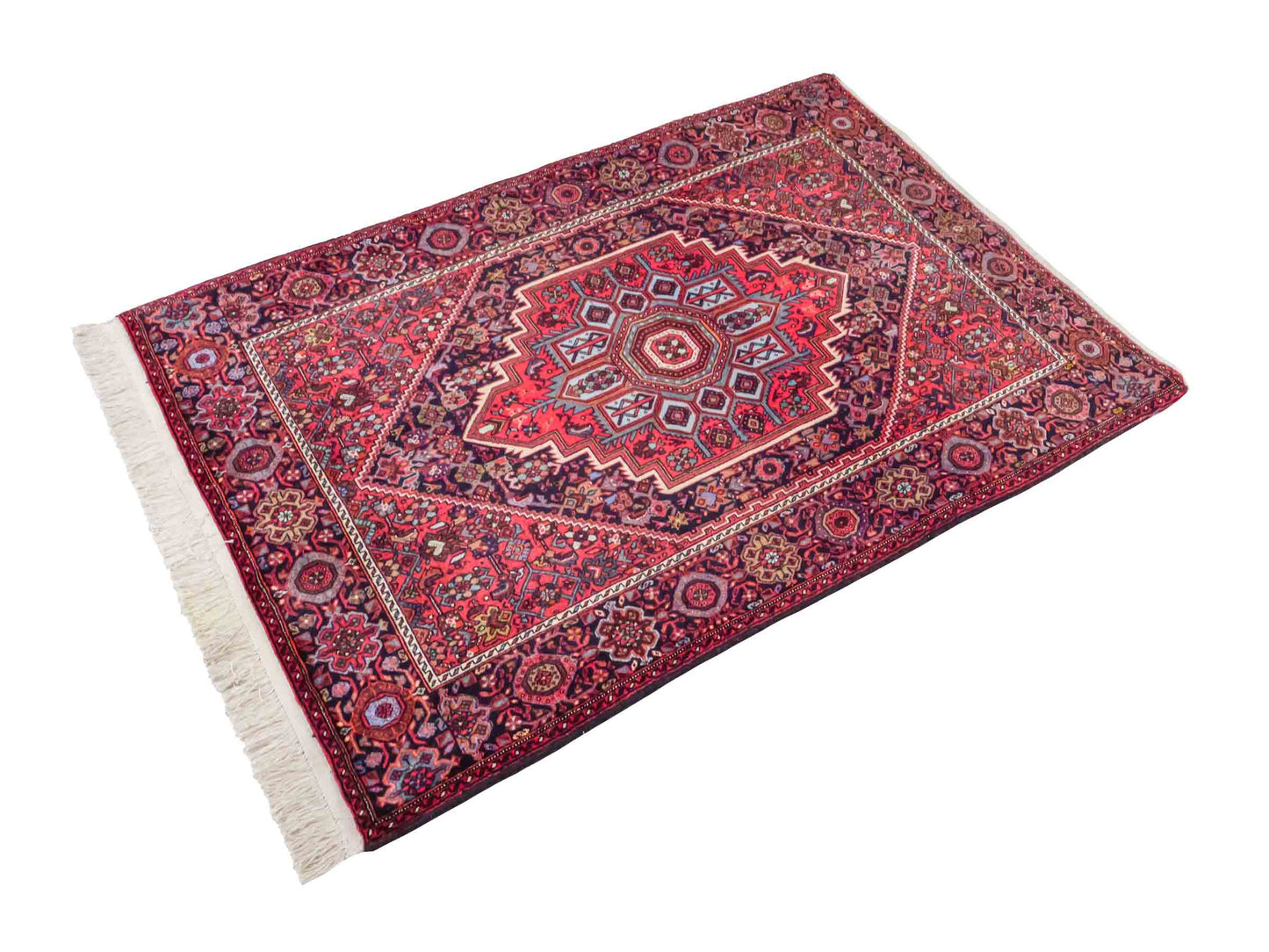 Handgeknüpfter Gholtogh Dorfteppich von Khademi aus Wolle, rot. Feiner, kurdischer Nomadenteppich mit geometrischem Medaillon. Orientteppich, von Hand geknüpft in Iran. Größe: 152 cm x 104 cm. Teppichnummer: SB3-1153 | Jupiter Intl.