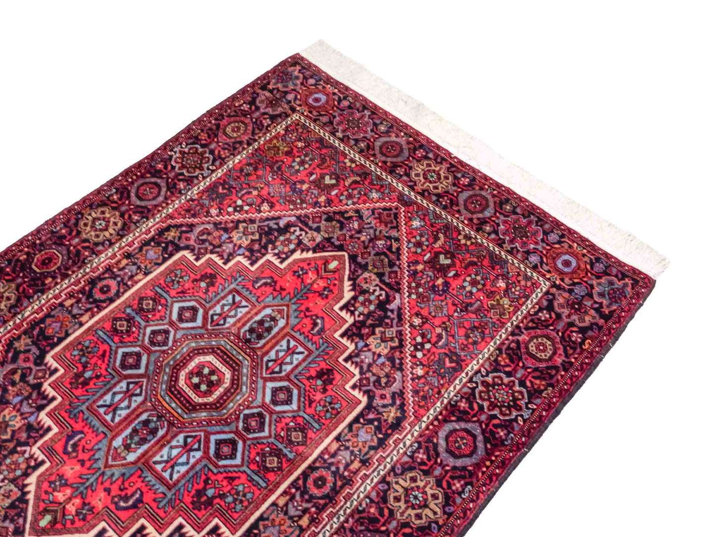 Handgeknüpfter Gholtogh Dorfteppich von Khademi aus Wolle, rot. Feiner, kurdischer Nomadenteppich mit geometrischem Medaillon. Orientteppich, von Hand geknüpft in Iran. Größe: 152 cm x 104 cm. Teppichnummer: SB3-1153 | Jupiter Intl.