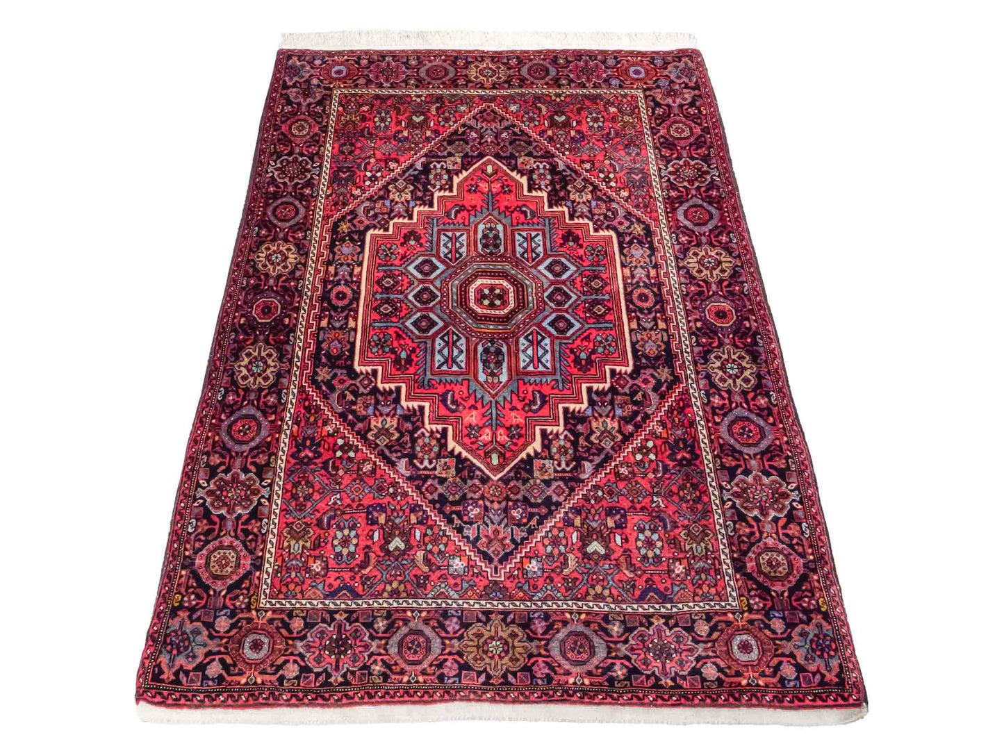 Handgeknüpfter Gholtogh Dorfteppich von Khademi aus Wolle, rot. Feiner, kurdischer Nomadenteppich mit geometrischem Medaillon. Orientteppich, von Hand geknüpft in Iran. Größe: 152 cm x 104 cm. Teppichnummer: SB3-1153 | Jupiter Intl.