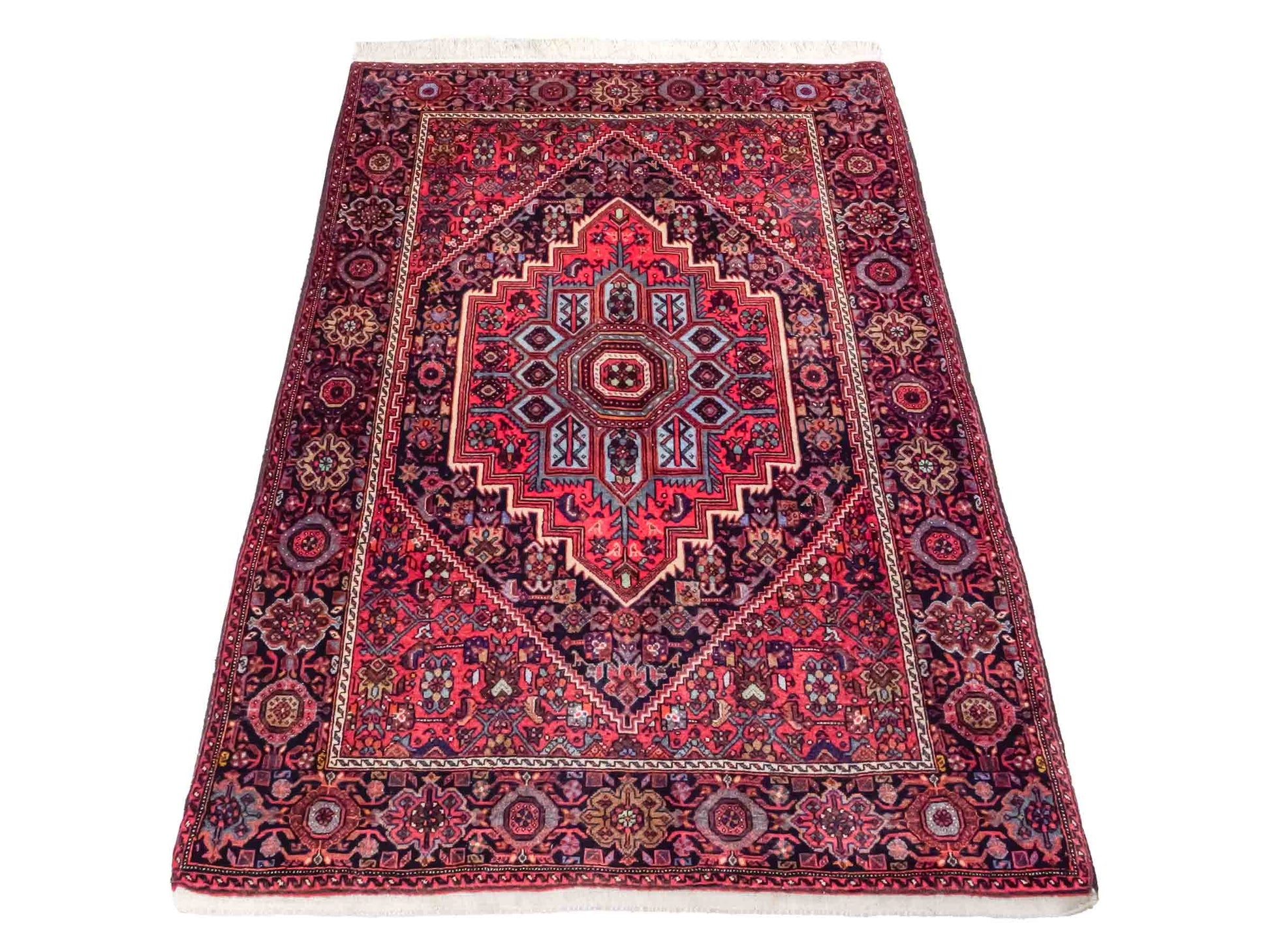 Handgeknüpfter Gholtogh Dorfteppich von Khademi aus Wolle, rot. Feiner, kurdischer Nomadenteppich mit geometrischem Medaillon. Orientteppich, von Hand geknüpft in Iran. Größe: 152 cm x 104 cm. Teppichnummer: SB3-1153 | Jupiter Intl.