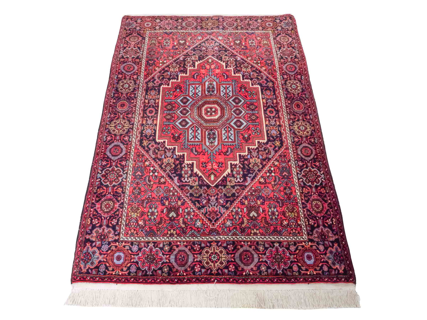 Handgeknüpfter Gholtogh Dorfteppich von Khademi aus Wolle, rot. Feiner, kurdischer Nomadenteppich mit geometrischem Medaillon. Orientteppich, von Hand geknüpft in Iran. Größe: 152 cm x 104 cm. Teppichnummer: SB3-1153 | Jupiter Intl.