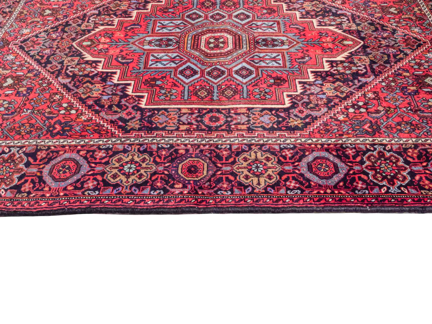 Handgeknüpfter Gholtogh Dorfteppich von Khademi aus Wolle, rot. Feiner, kurdischer Nomadenteppich mit geometrischem Medaillon. Orientteppich, von Hand geknüpft in Iran. Größe: 152 cm x 104 cm. Teppichnummer: SB3-1153 | Jupiter Intl.