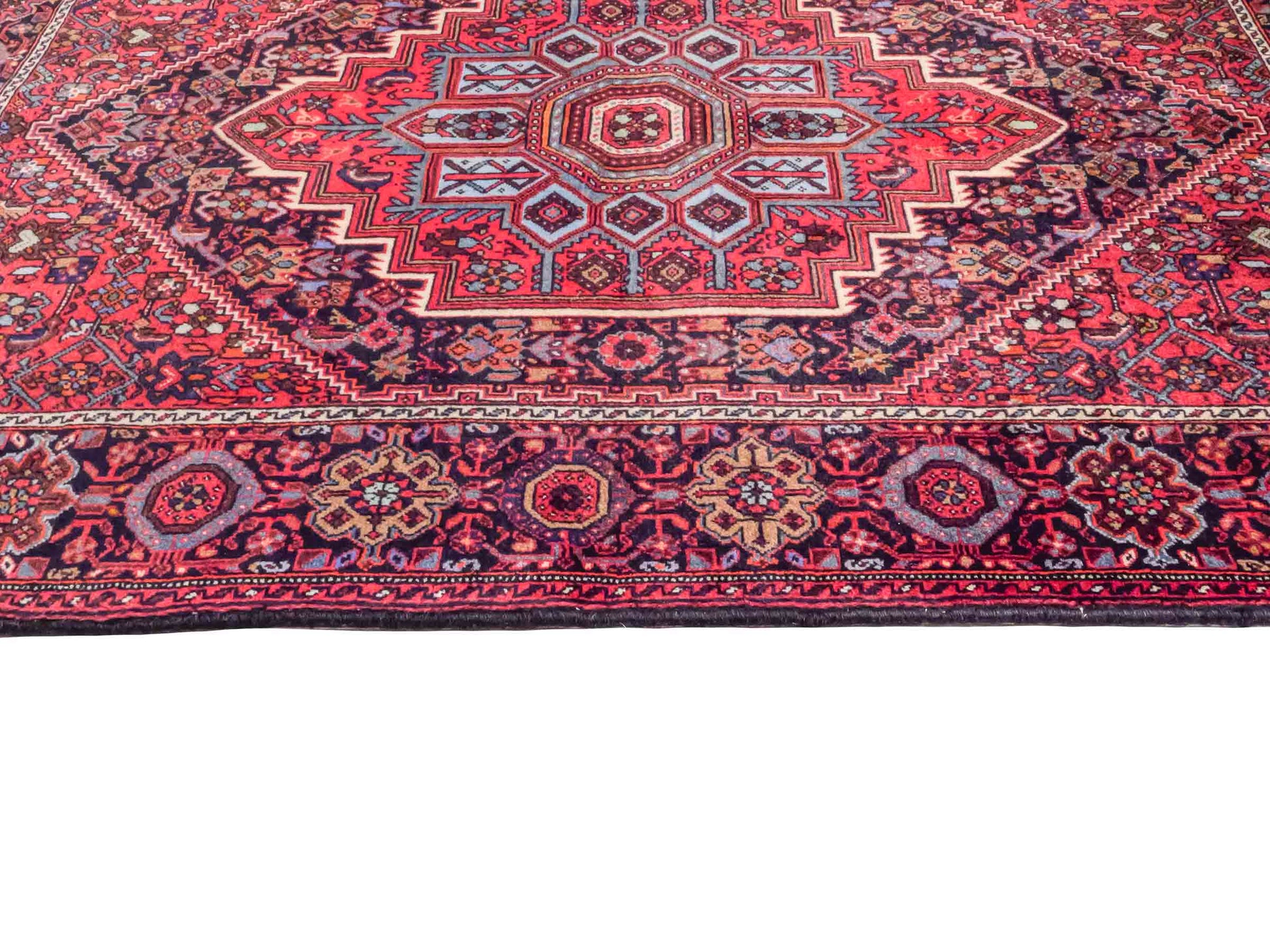 Handgeknüpfter Gholtogh Dorfteppich von Khademi aus Wolle, rot. Feiner, kurdischer Nomadenteppich mit geometrischem Medaillon. Orientteppich, von Hand geknüpft in Iran. Größe: 152 cm x 104 cm. Teppichnummer: SB3-1153 | Jupiter Intl.
