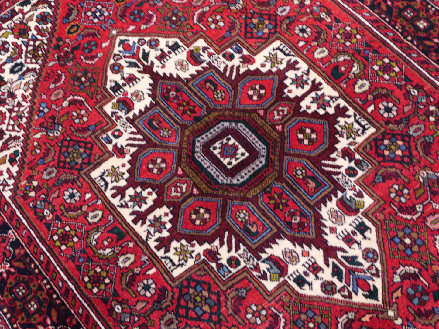 Handgeknüpfter Gholtogh Dorfteppich von Khademi aus Wolle, rot. Feiner, kurdischer Nomadenteppich mit geometrischem Medaillon. Orientteppich, von Hand geknüpft in Iran. Größe: 153 cm x 101 cm. Teppichnummer: SB3-1160 | Jupiter Intl.