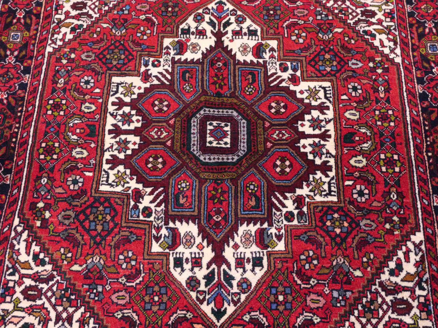 Handgeknüpfter Gholtogh Dorfteppich von Khademi aus Wolle, rot. Feiner, kurdischer Nomadenteppich mit geometrischem Medaillon. Orientteppich, von Hand geknüpft in Iran. Größe: 153 cm x 101 cm. Teppichnummer: SB3-1160 | Jupiter Intl.