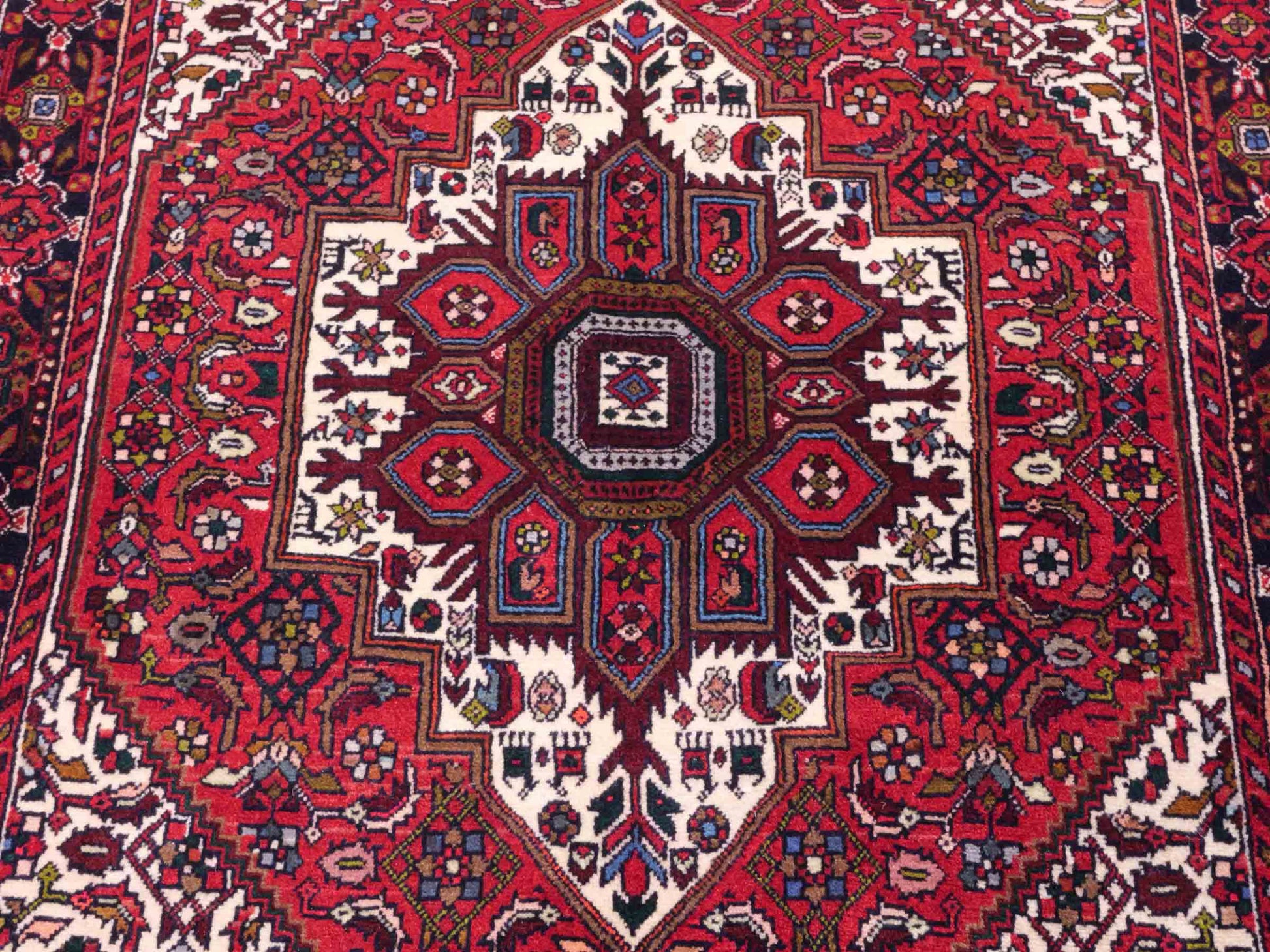 Handgeknüpfter Gholtogh Dorfteppich von Khademi aus Wolle, rot. Feiner, kurdischer Nomadenteppich mit geometrischem Medaillon. Orientteppich, von Hand geknüpft in Iran. Größe: 153 cm x 101 cm. Teppichnummer: SB3-1160 | Jupiter Intl.