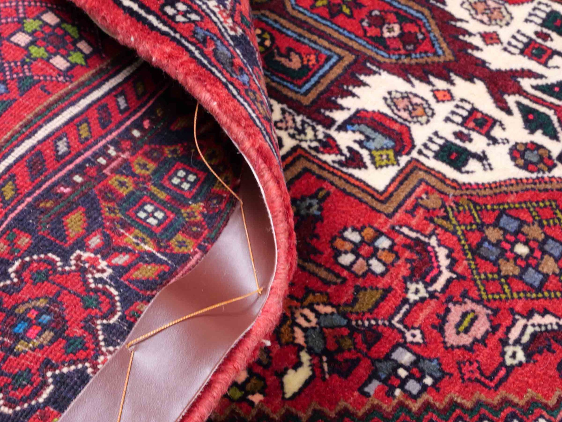 Handgeknüpfter Gholtogh Dorfteppich von Khademi aus Wolle, rot. Feiner, kurdischer Nomadenteppich mit geometrischem Medaillon. Orientteppich, von Hand geknüpft in Iran. Größe: 153 cm x 101 cm. Teppichnummer: SB3-1160 | Jupiter Intl.