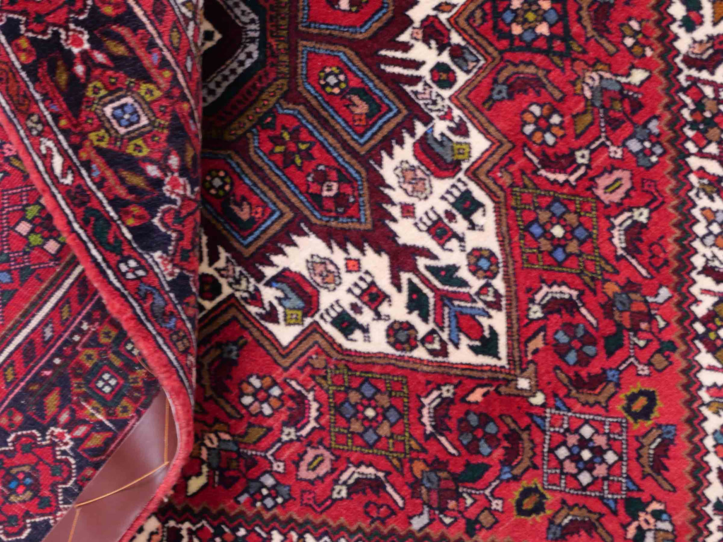 Handgeknüpfter Gholtogh Dorfteppich von Khademi aus Wolle, rot. Feiner, kurdischer Nomadenteppich mit geometrischem Medaillon. Orientteppich, von Hand geknüpft in Iran. Größe: 153 cm x 101 cm. Teppichnummer: SB3-1160 | Jupiter Intl.