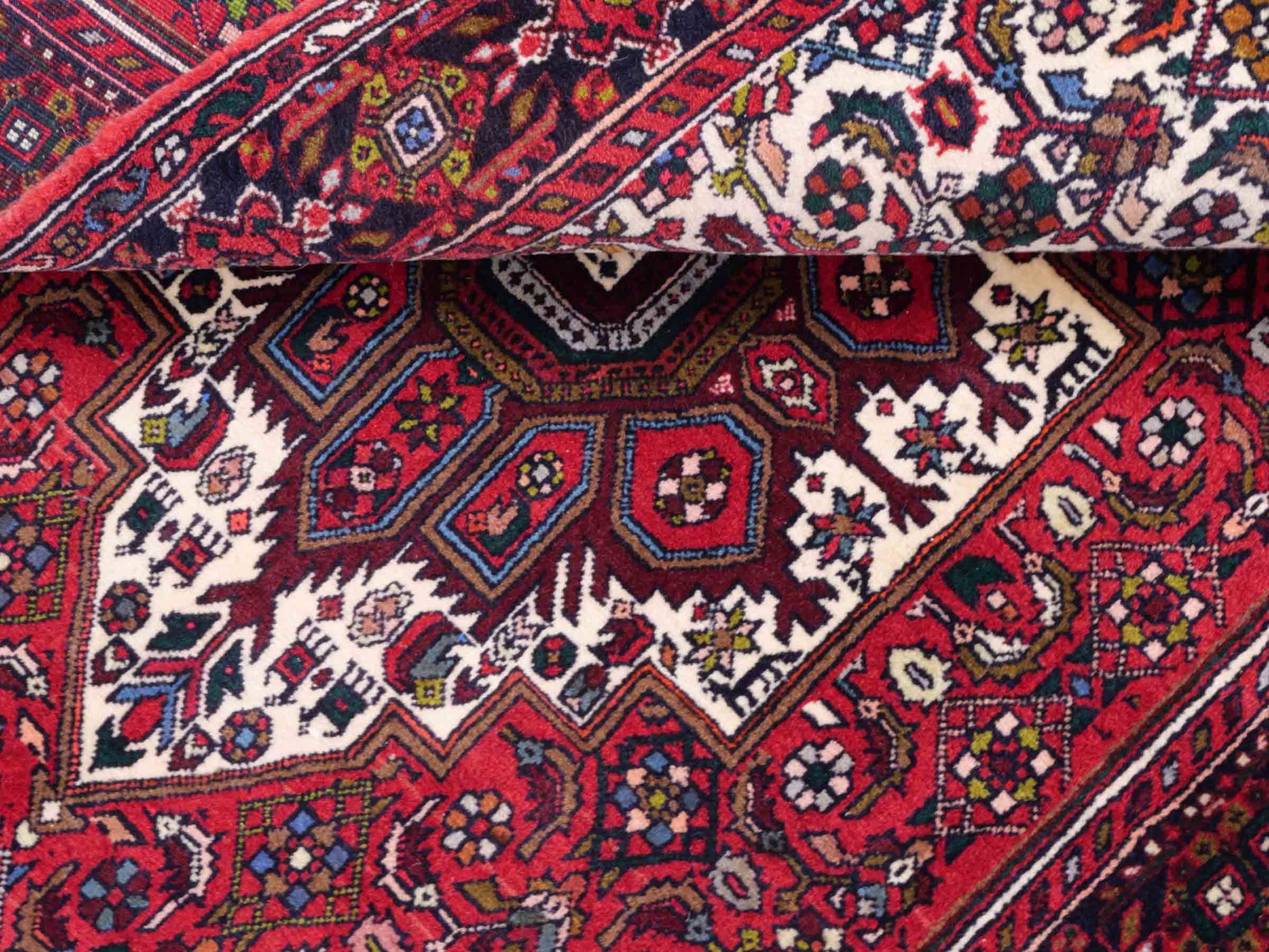 Handgeknüpfter Gholtogh Dorfteppich von Khademi aus Wolle, rot. Feiner, kurdischer Nomadenteppich mit geometrischem Medaillon. Orientteppich, von Hand geknüpft in Iran. Größe: 153 cm x 101 cm. Teppichnummer: SB3-1160 | Jupiter Intl.