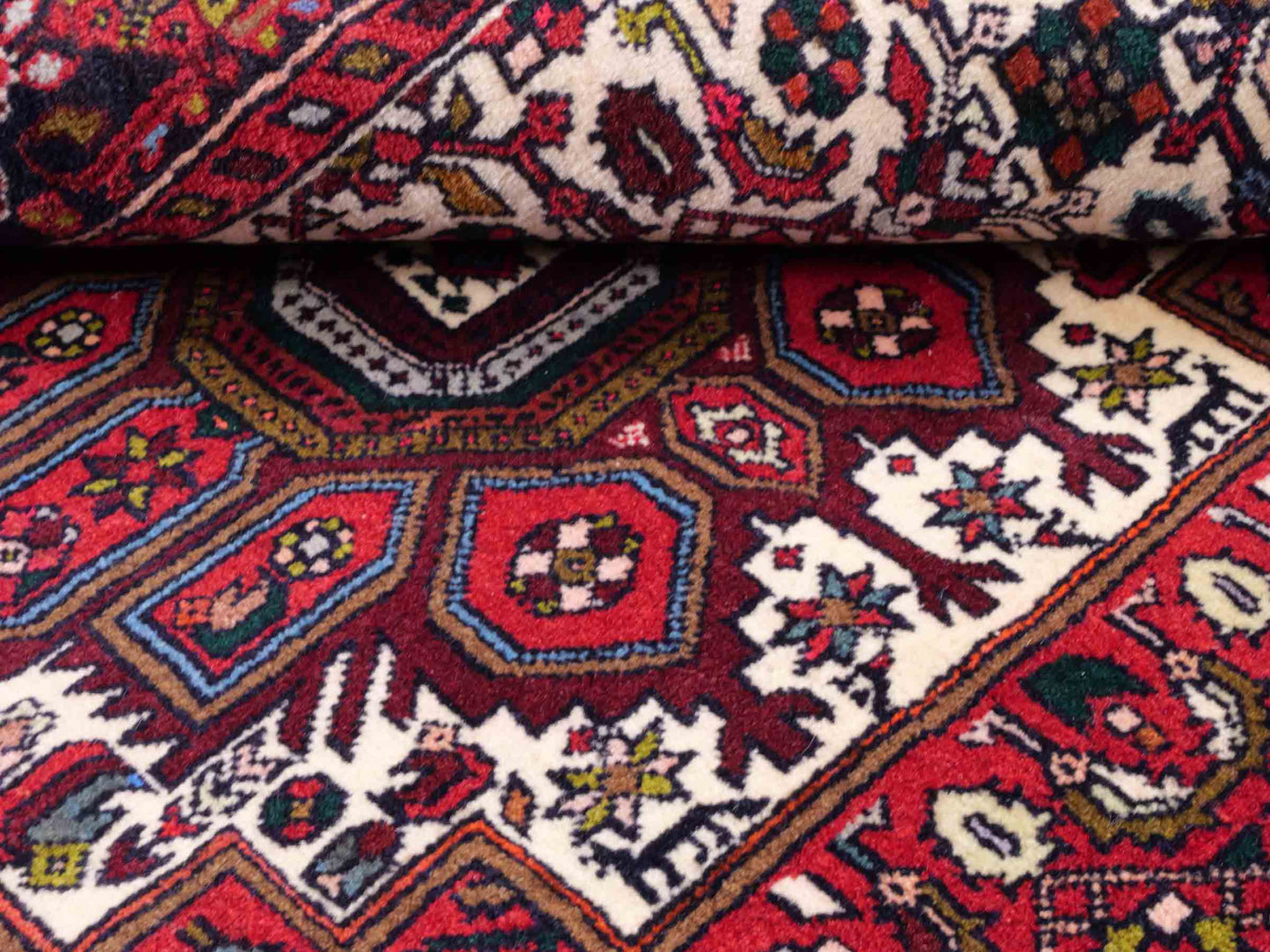Handgeknüpfter Gholtogh Dorfteppich von Khademi aus Wolle, rot. Feiner, kurdischer Nomadenteppich mit geometrischem Medaillon. Orientteppich, von Hand geknüpft in Iran. Größe: 153 cm x 101 cm. Teppichnummer: SB3-1160 | Jupiter Intl.
