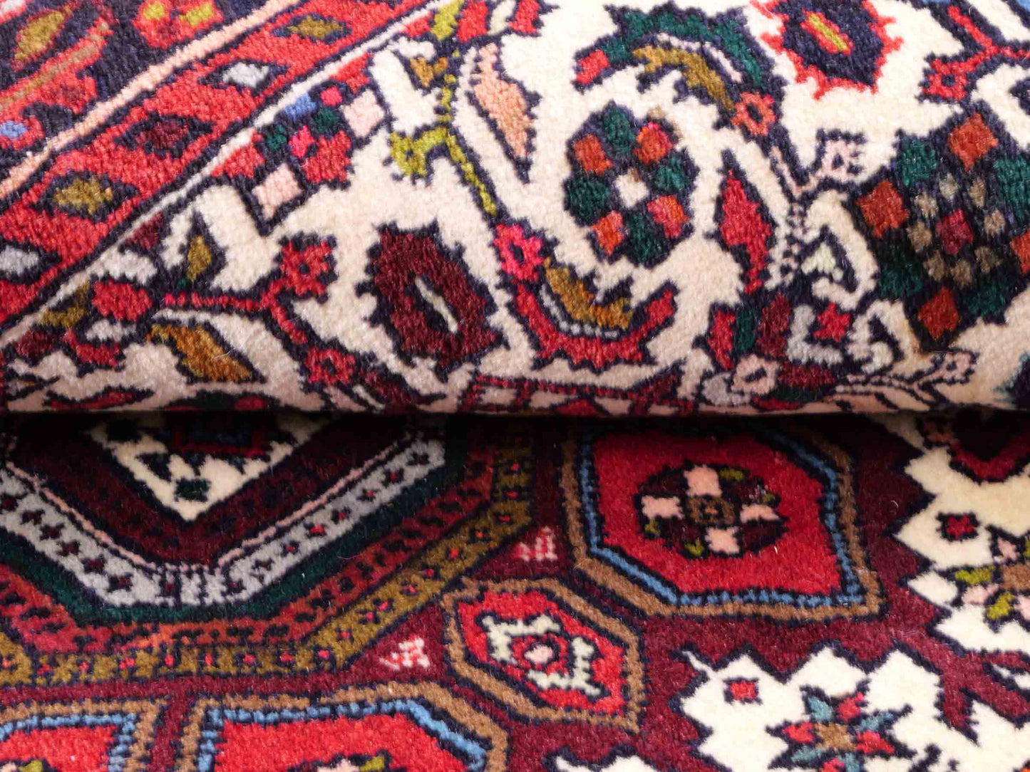 Handgeknüpfter Gholtogh Dorfteppich von Khademi aus Wolle, rot. Feiner, kurdischer Nomadenteppich mit geometrischem Medaillon. Orientteppich, von Hand geknüpft in Iran. Größe: 153 cm x 101 cm. Teppichnummer: SB3-1160 | Jupiter Intl.