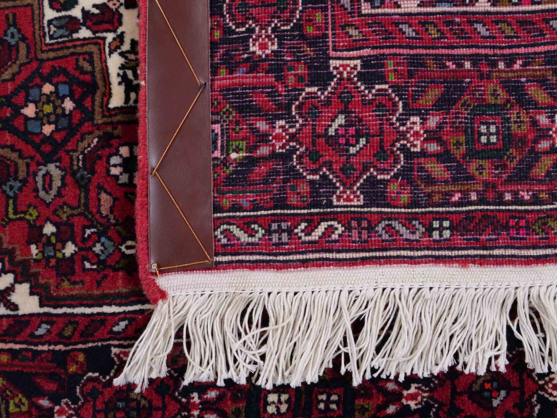 Handgeknüpfter Gholtogh Dorfteppich von Khademi aus Wolle, rot. Feiner, kurdischer Nomadenteppich mit geometrischem Medaillon. Orientteppich, von Hand geknüpft in Iran. Größe: 153 cm x 101 cm. Teppichnummer: SB3-1160 | Jupiter Intl.