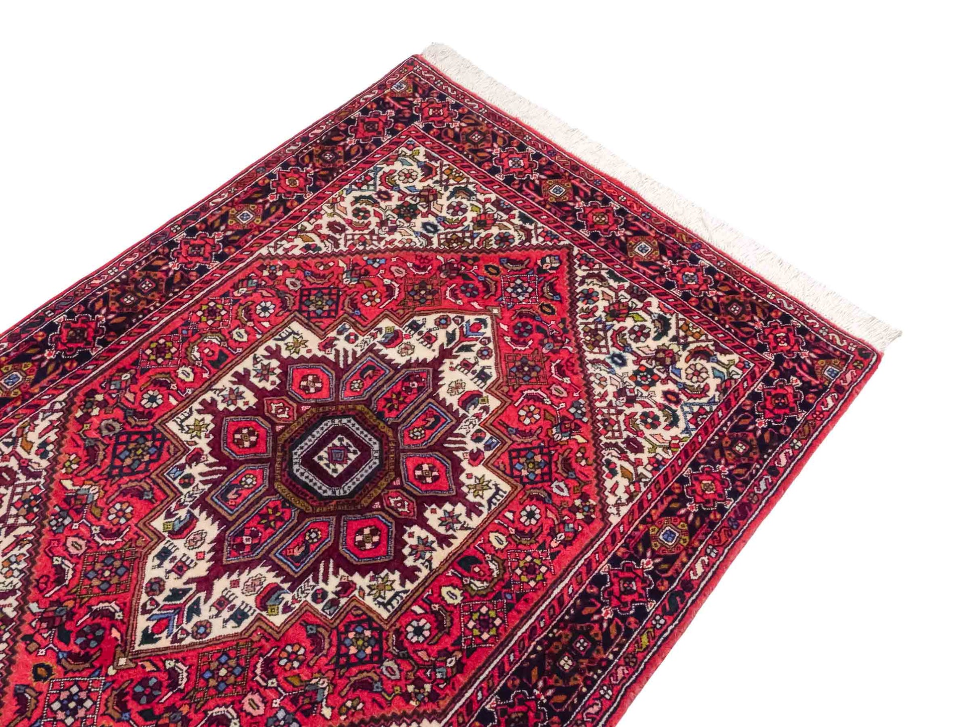 Handgeknüpfter Gholtogh Dorfteppich von Khademi aus Wolle, rot. Feiner, kurdischer Nomadenteppich mit geometrischem Medaillon. Orientteppich, von Hand geknüpft in Iran. Größe: 153 cm x 101 cm. Teppichnummer: SB3-1160 | Jupiter Intl.