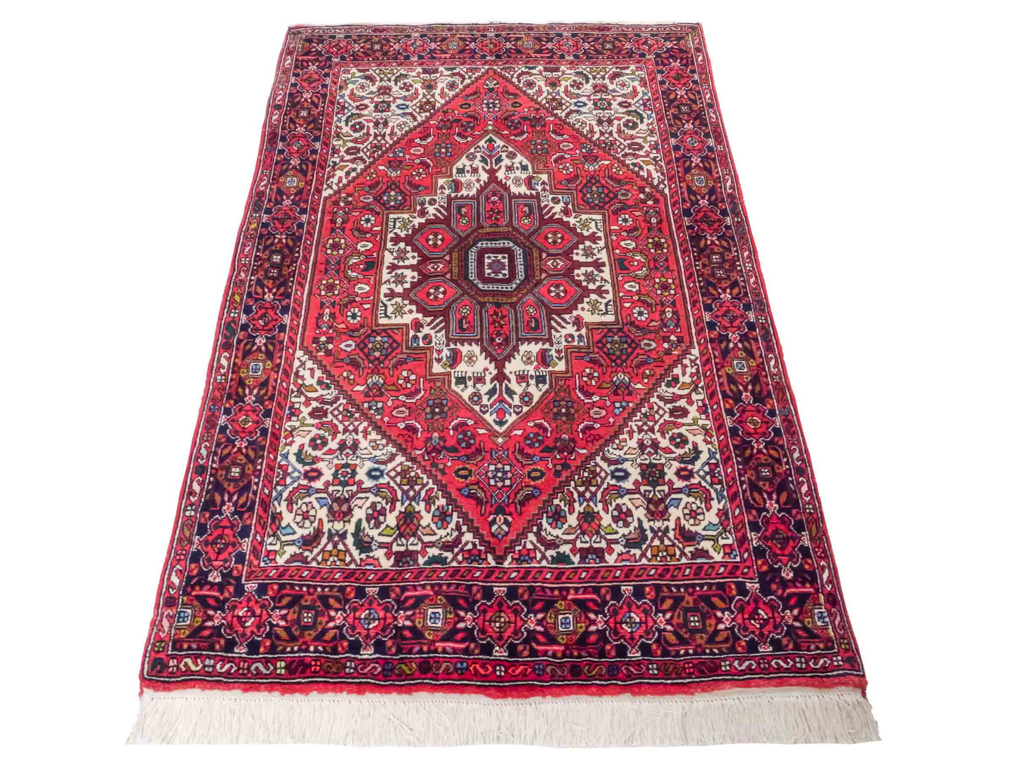 Handgeknüpfter Gholtogh Dorfteppich von Khademi aus Wolle, rot. Feiner, kurdischer Nomadenteppich mit geometrischem Medaillon. Orientteppich, von Hand geknüpft in Iran. Größe: 153 cm x 101 cm. Teppichnummer: SB3-1160 | Jupiter Intl.
