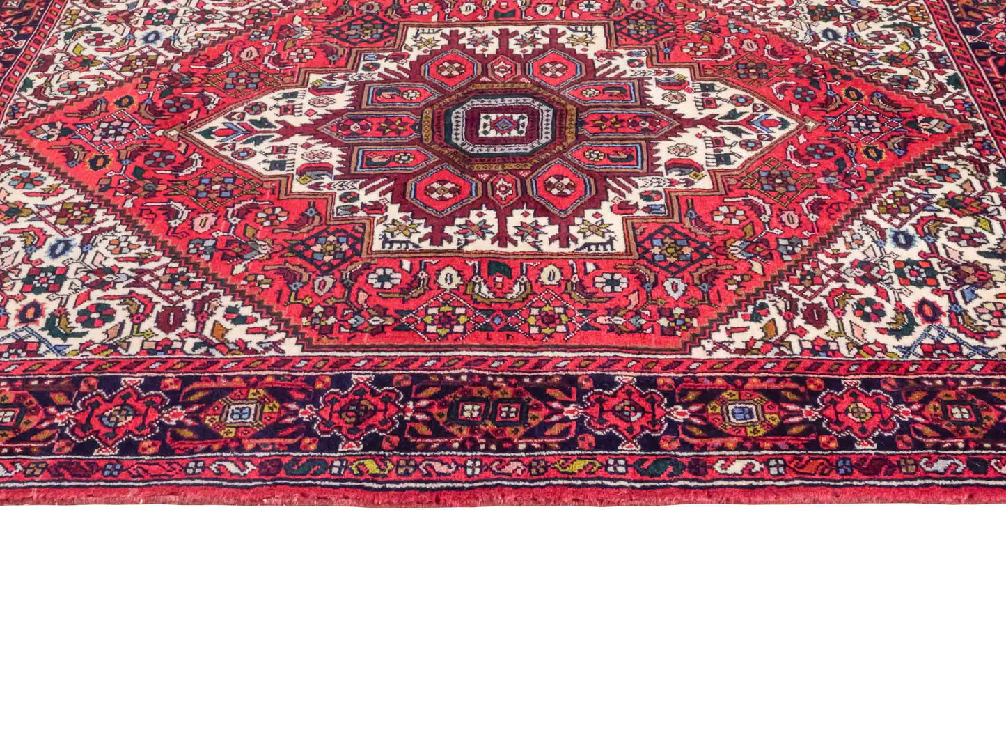 Handgeknüpfter Gholtogh Dorfteppich von Khademi aus Wolle, rot. Feiner, kurdischer Nomadenteppich mit geometrischem Medaillon. Orientteppich, von Hand geknüpft in Iran. Größe: 153 cm x 101 cm. Teppichnummer: SB3-1160 | Jupiter Intl.