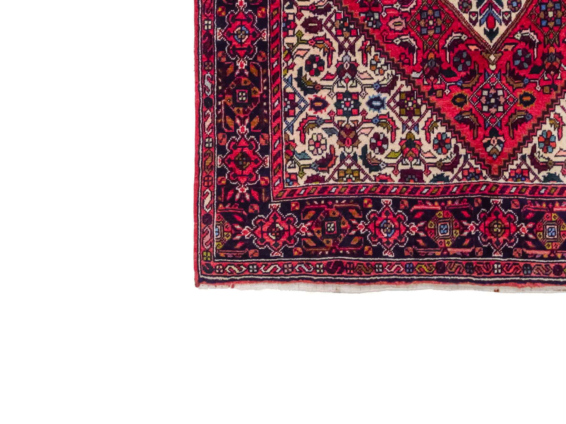 Handgeknüpfter Gholtogh Dorfteppich von Khademi aus Wolle, rot. Feiner, kurdischer Nomadenteppich mit geometrischem Medaillon. Orientteppich, von Hand geknüpft in Iran. Größe: 153 cm x 101 cm. Teppichnummer: SB3-1160 | Jupiter Intl.
