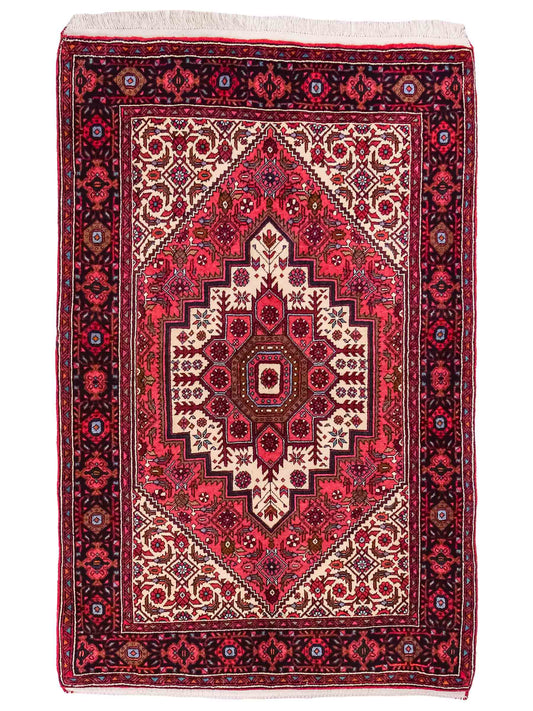 Handgeknüpfter Gholtogh Dorfteppich von Khademi aus Wolle, rot. Feiner, kurdischer Nomadenteppich mit geometrischem Medaillon. Orientteppich, von Hand geknüpft in Iran. Größe: 155 cm x 100 cm. Teppichnummer: SB3-1147 | Jupiter Intl.