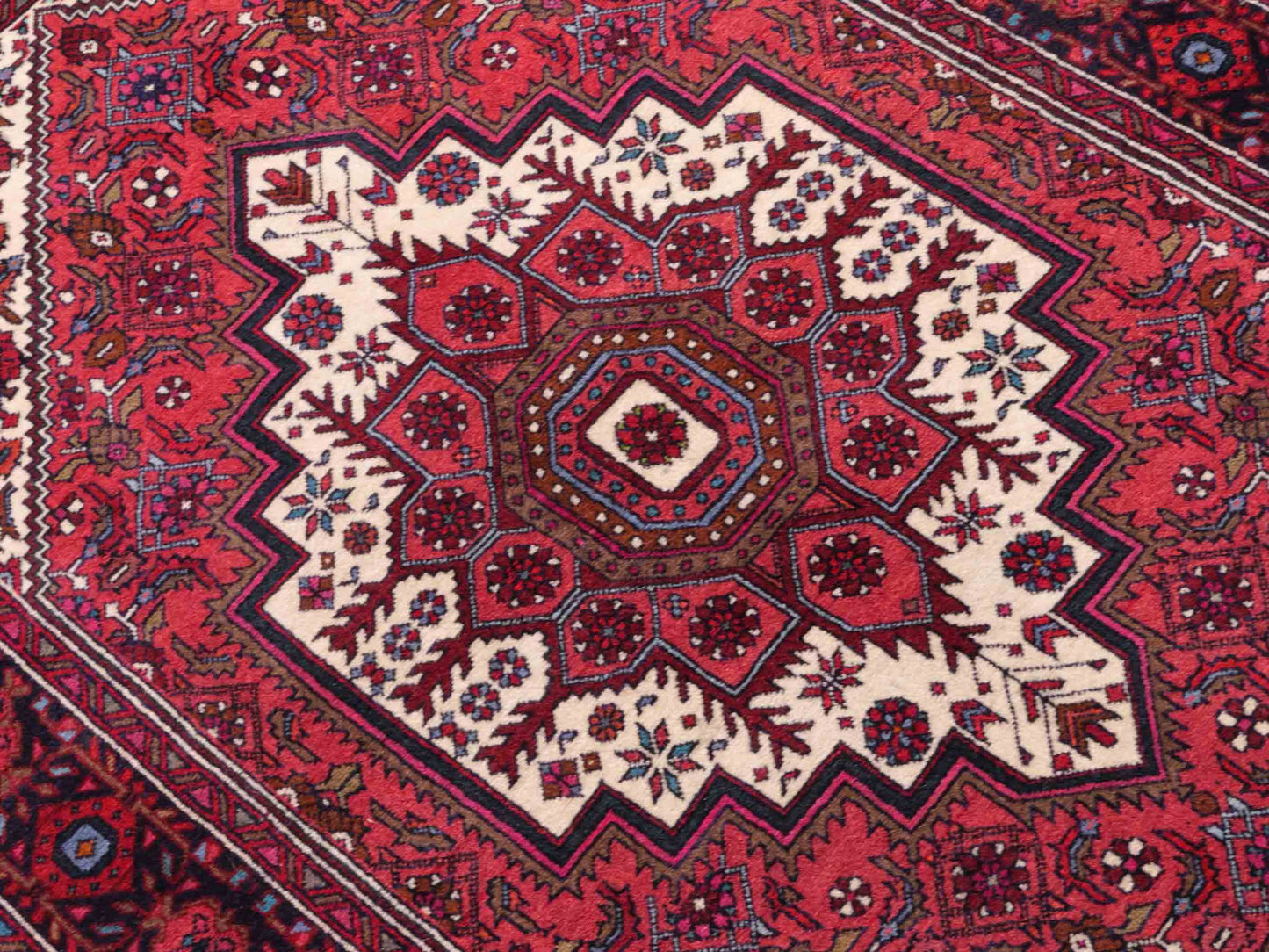 Handgeknüpfter Gholtogh Dorfteppich von Khademi aus Wolle, rot. Feiner, kurdischer Nomadenteppich mit geometrischem Medaillon. Orientteppich, von Hand geknüpft in Iran. Größe: 155 cm x 100 cm. Teppichnummer: SB3-1147 | Jupiter Intl.