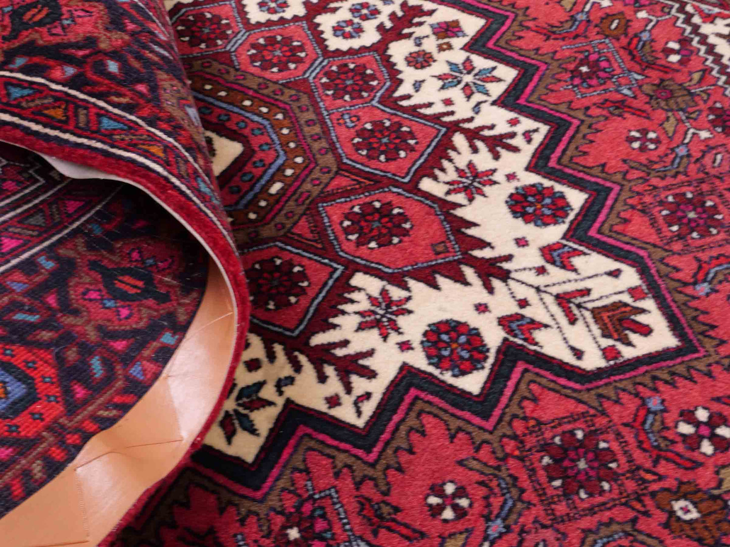 Handgeknüpfter Gholtogh Dorfteppich von Khademi aus Wolle, rot. Feiner, kurdischer Nomadenteppich mit geometrischem Medaillon. Orientteppich, von Hand geknüpft in Iran. Größe: 155 cm x 100 cm. Teppichnummer: SB3-1147 | Jupiter Intl.