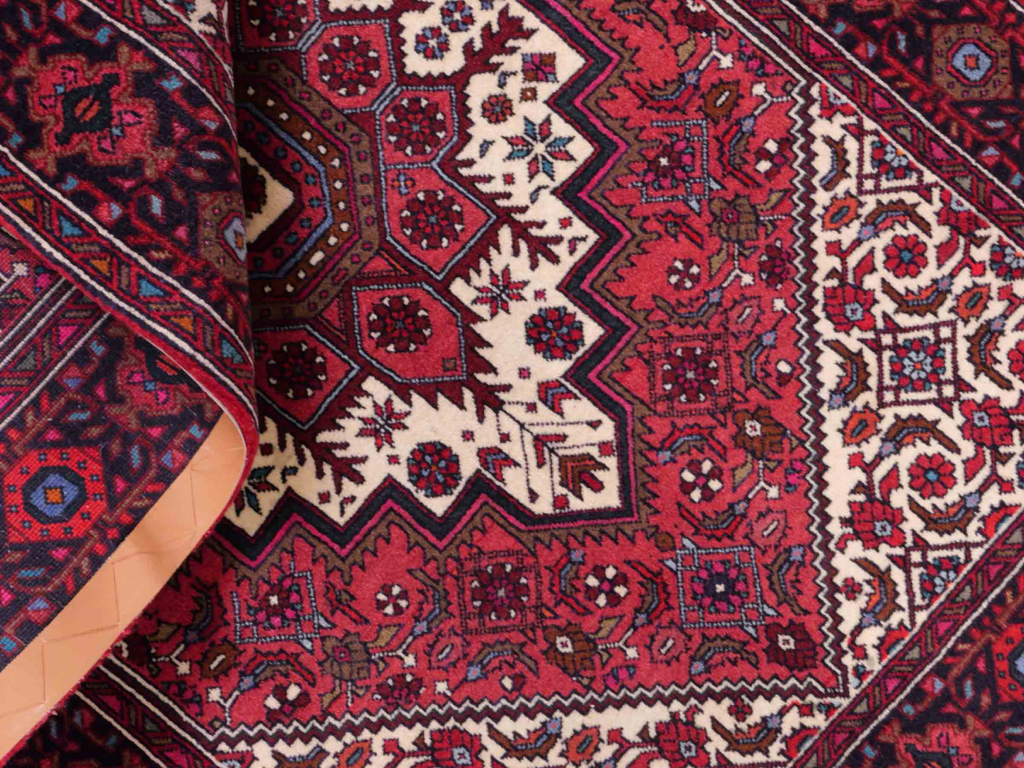 Handgeknüpfter Gholtogh Dorfteppich von Khademi aus Wolle, rot. Feiner, kurdischer Nomadenteppich mit geometrischem Medaillon. Orientteppich, von Hand geknüpft in Iran. Größe: 155 cm x 100 cm. Teppichnummer: SB3-1147 | Jupiter Intl.