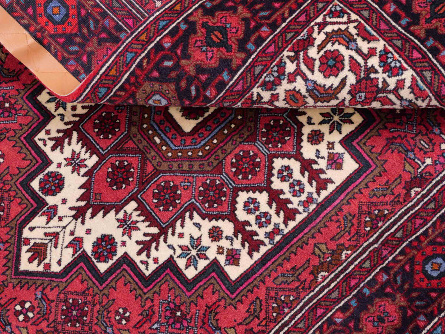 Handgeknüpfter Gholtogh Dorfteppich von Khademi aus Wolle, rot. Feiner, kurdischer Nomadenteppich mit geometrischem Medaillon. Orientteppich, von Hand geknüpft in Iran. Größe: 155 cm x 100 cm. Teppichnummer: SB3-1147 | Jupiter Intl.